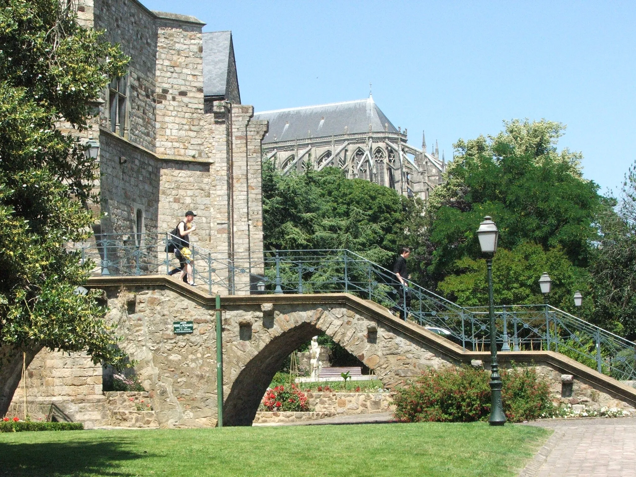 Photo showing: Vue depuis les jardins pierre de ronsard, au premier plan l'escalier "des ponts neufs" puis le palais des comtes du Maine, et enfin se dessine la silhouette de la Cathédrale.