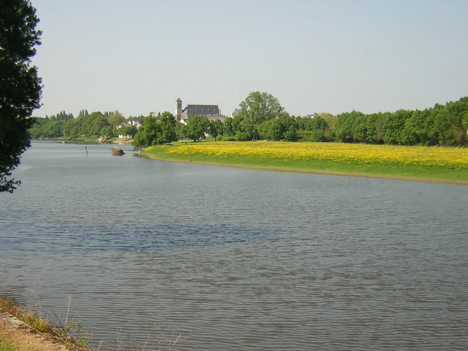 Photo showing: Cantenay-Épinard (Maine-et-Loire, France) vue depuis le pont sur la Mayenne.