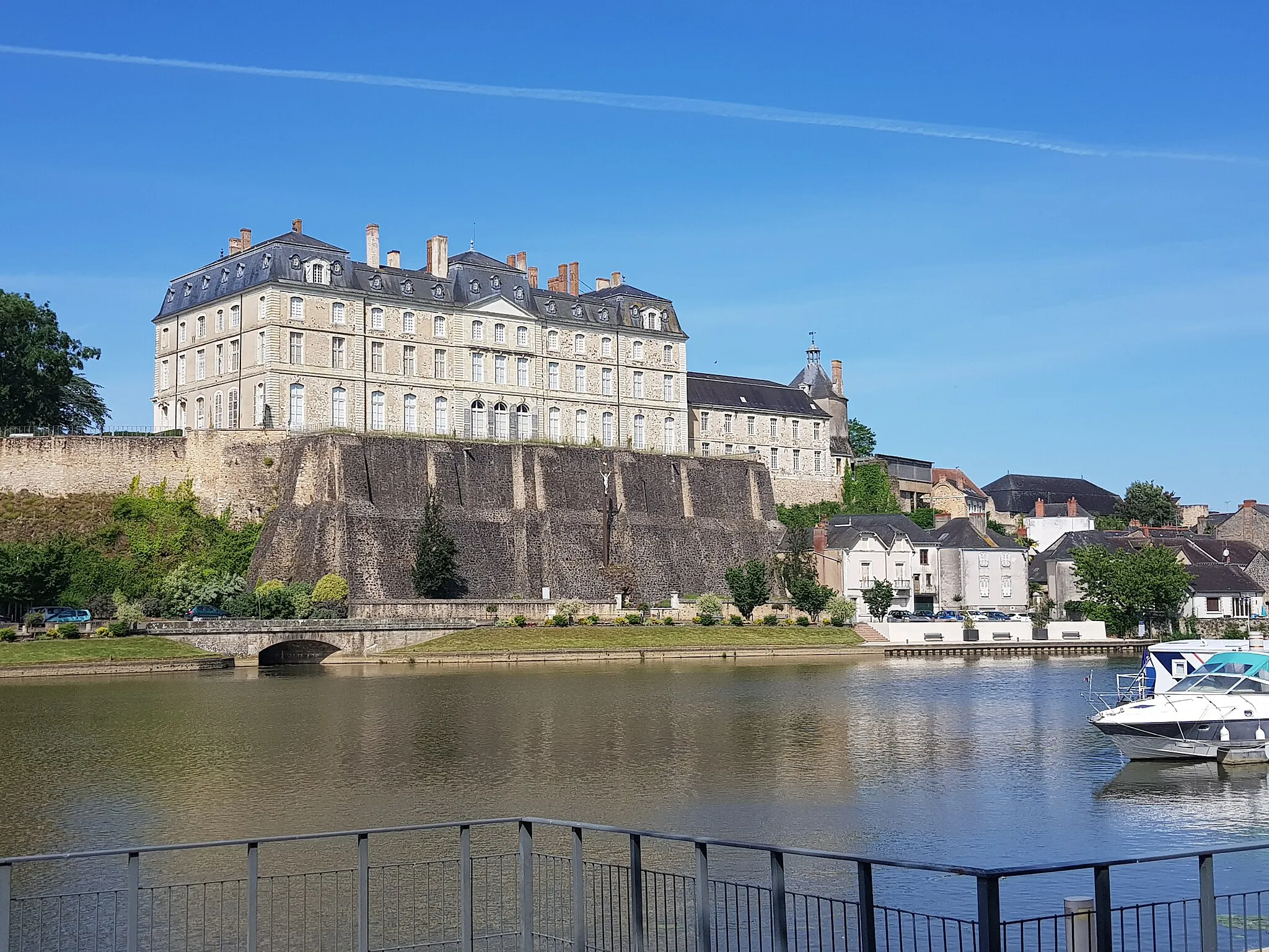 Photo showing: This building is indexed in the base Mérimée, a database of architectural heritage maintained by the French Ministry of Culture, under the reference PA00109924 .