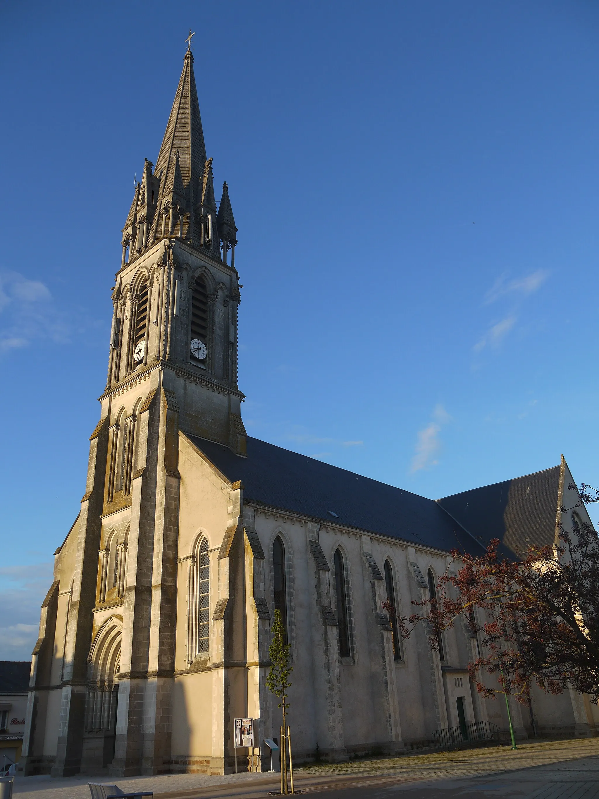 Photo showing: Vue générale de l'église Saint Sébastien de la paroisse Saint Sébastien sur Loire 44230