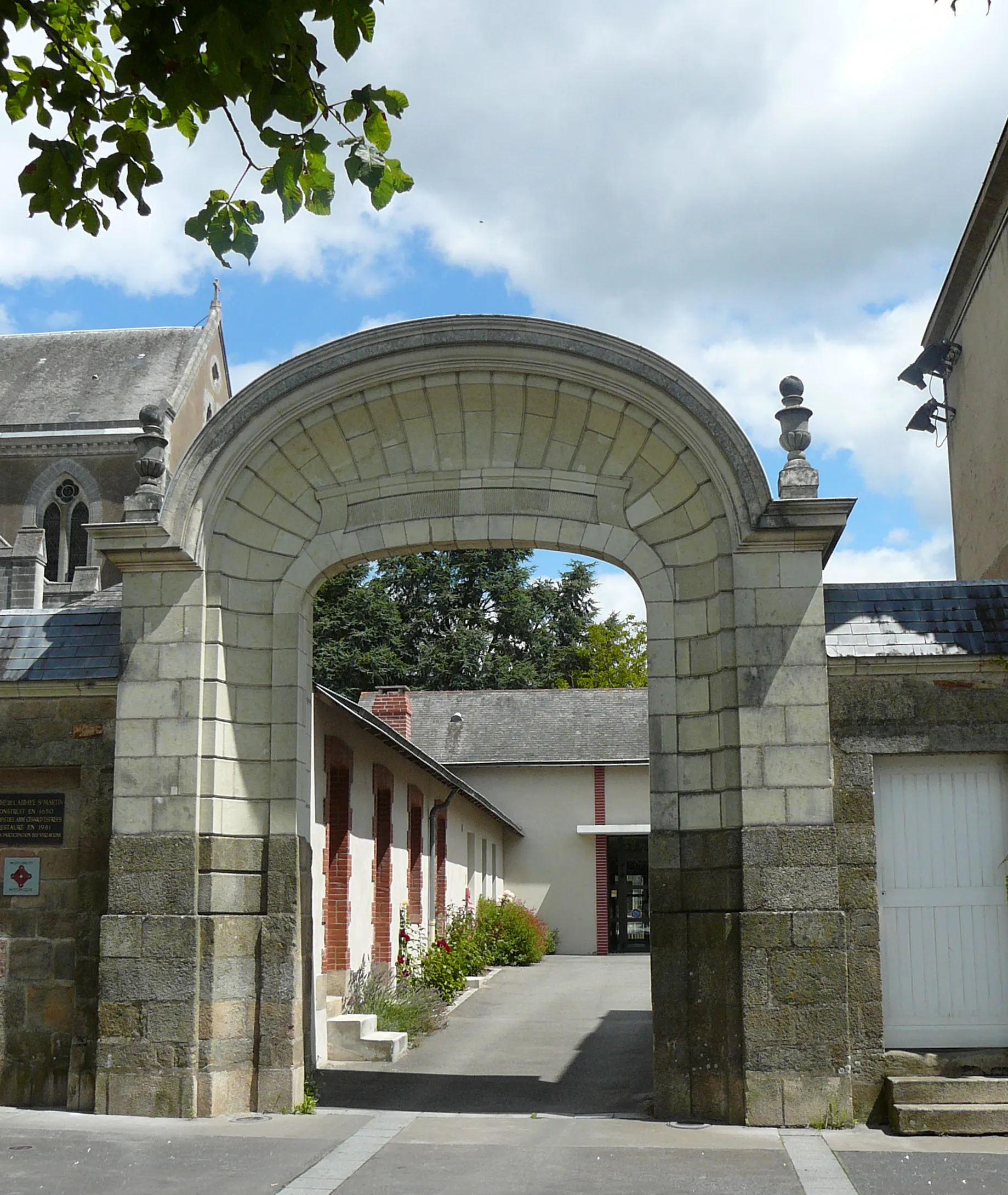 Photo showing: This building is inscrit au titre des monuments historiques de la France. It is indexed in the base Mérimée, a database of architectural heritage maintained by the French Ministry of Culture, under the reference PA00108840 .