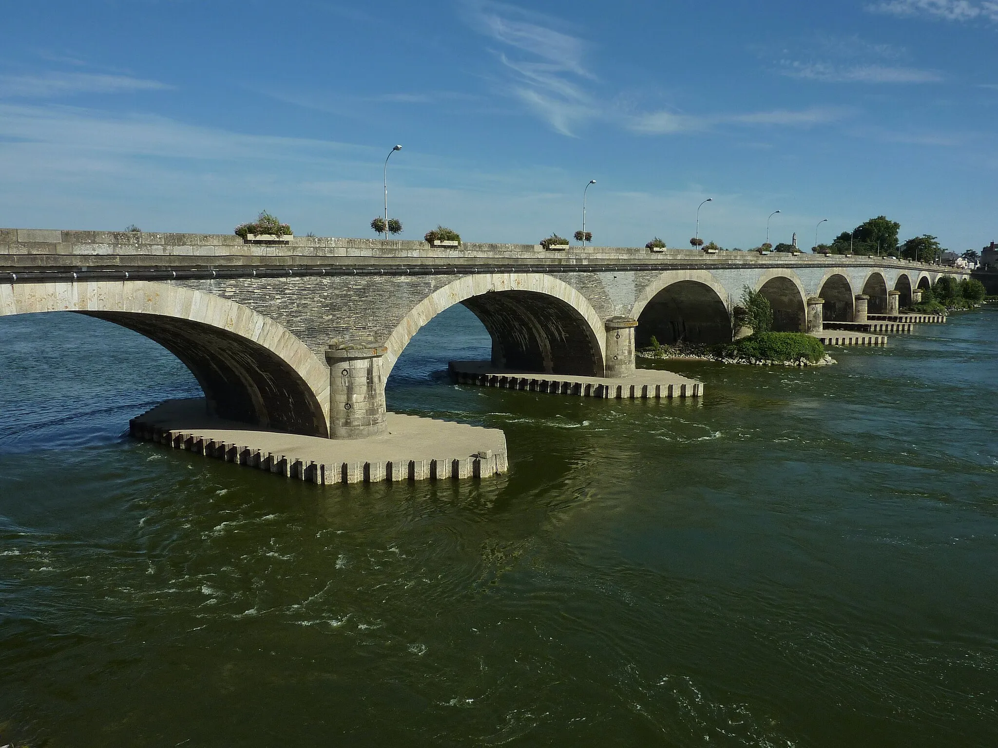 Photo showing: The Dumnacus Bridge in Ponts-de-Cé (Maine-et-Loire, France).