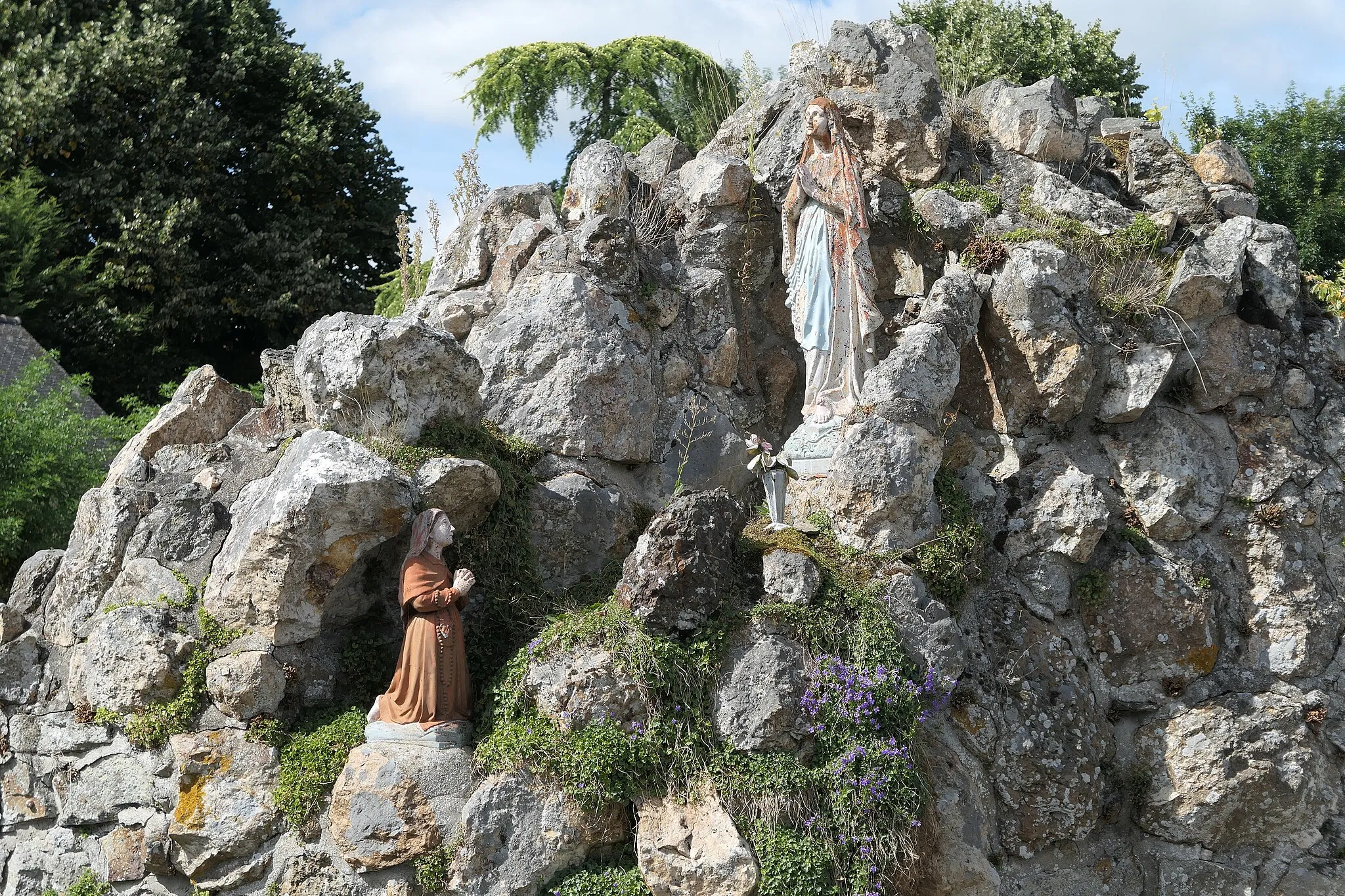 Photo showing: Lourdes grottoe, Beausoleil street, in L'Huisserie (Mayenne, France)