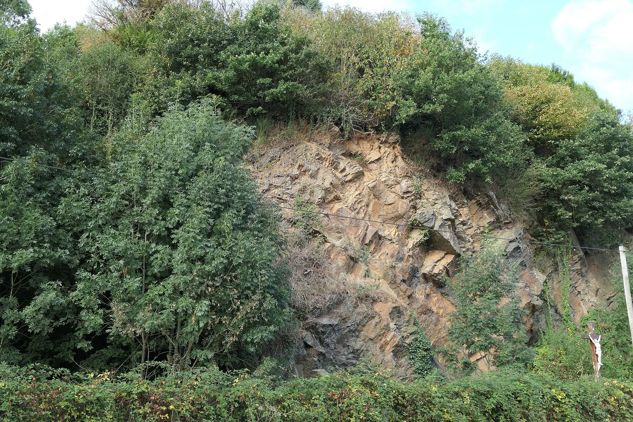 Photo showing: Cliff, southern to Cumont canal lock, in L'Huisserie (Mayenne, France)