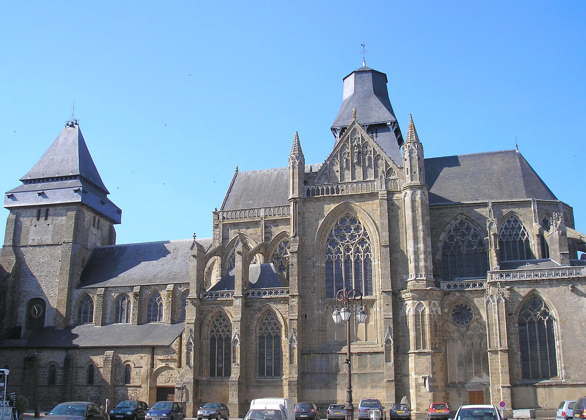 Photo showing: Évron (Pays de la Loire, France). L'abbaye Notre-Dame.