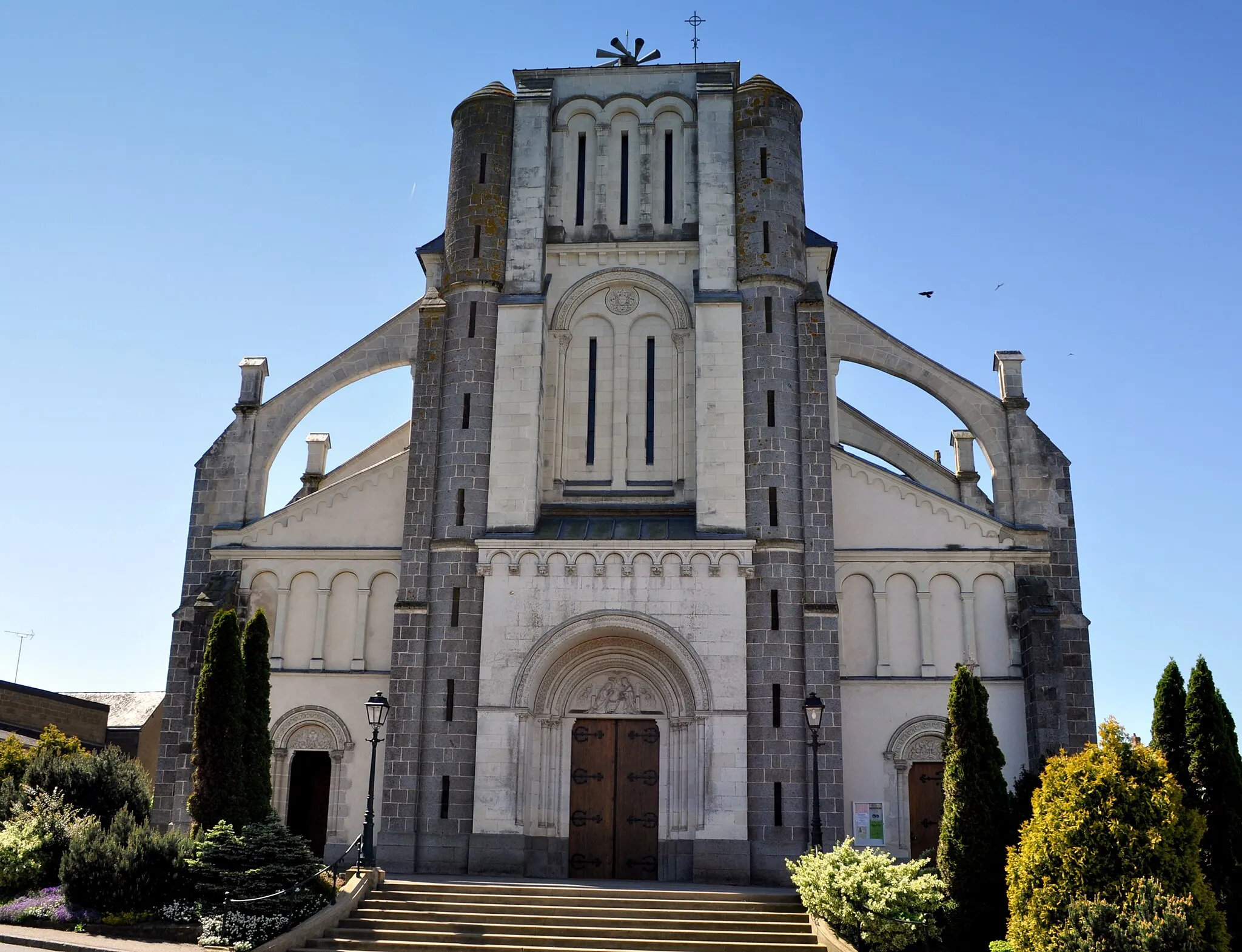 Photo showing: Église de Cossé-le-Vivien (Mayenne, France).