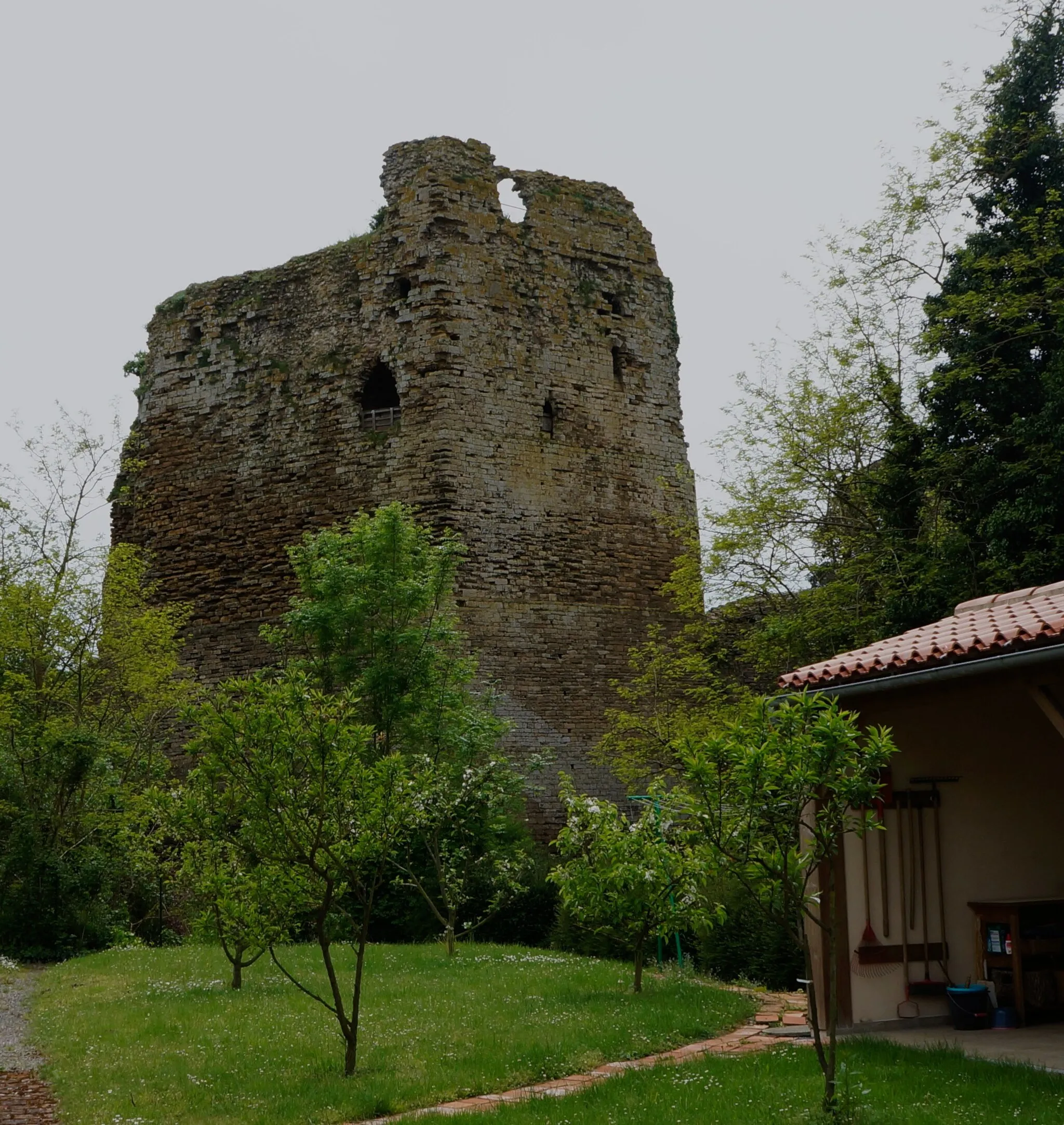 Photo showing: This building is indexed in the base Mérimée, a database of architectural heritage maintained by the French Ministry of Culture, under the reference PA00110275 .