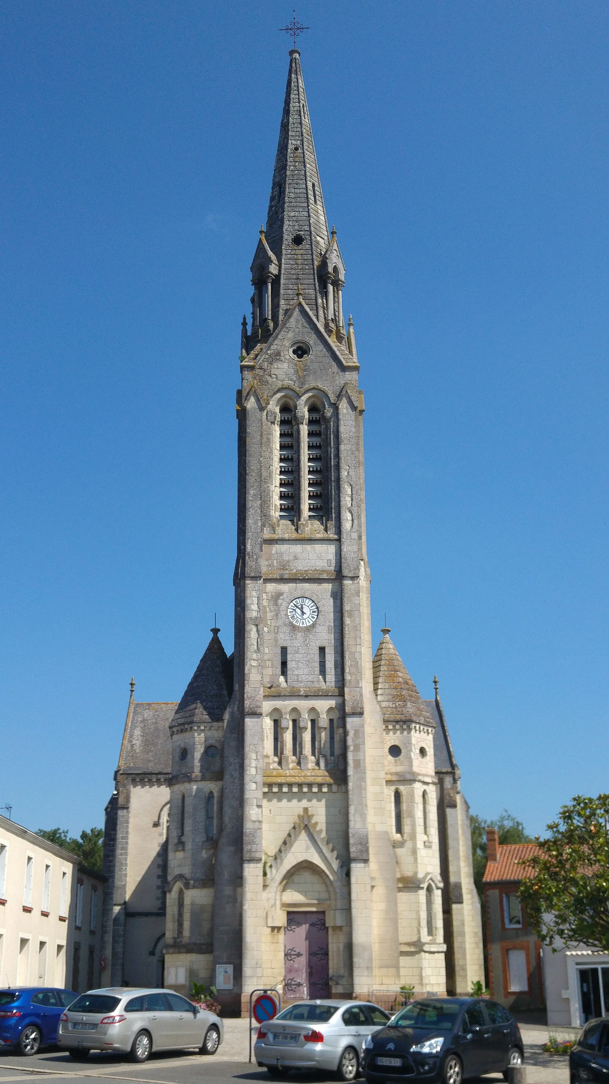 Photo showing: Vue de la façade de l'église Saint-Jean-Baptiste de Villedieu-la-Blouère (Maine-et-Loire)