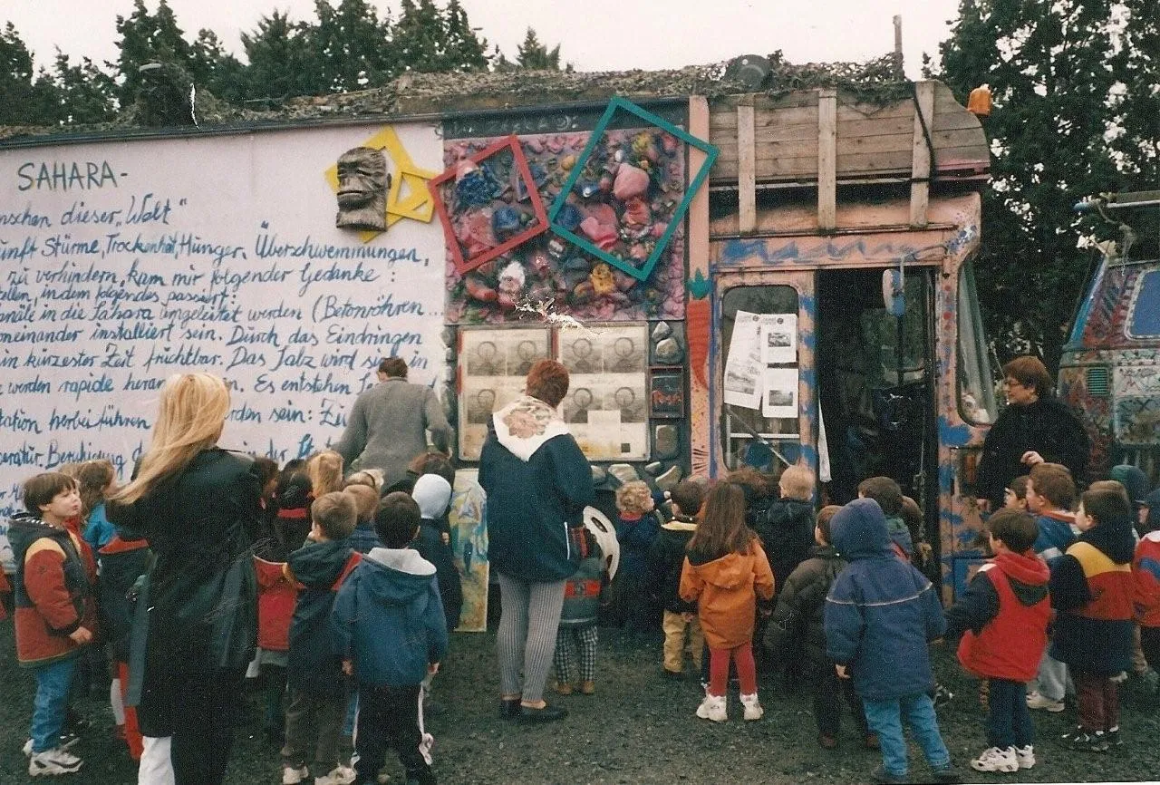 Photo showing: Europa-Tour 1998-2003 mit den Artbussen vom Rhein aus Düsseldorf.Abfahrt Sommer 1998. - Eine Station 1999 in "le Bignon"- Le Bignon