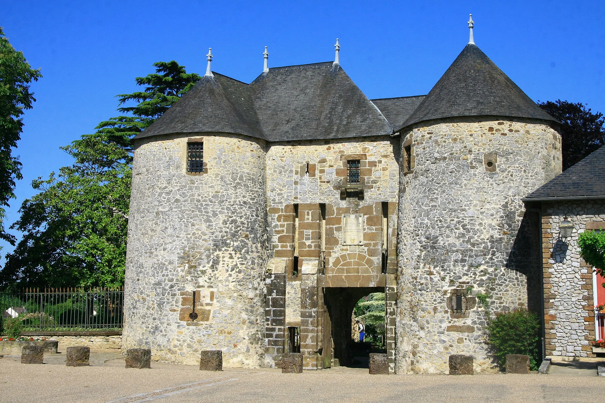 Photo showing: Château de Fresnay-sur-Sarthe entrée du parc, Sarthe, Pays de la Loire, France