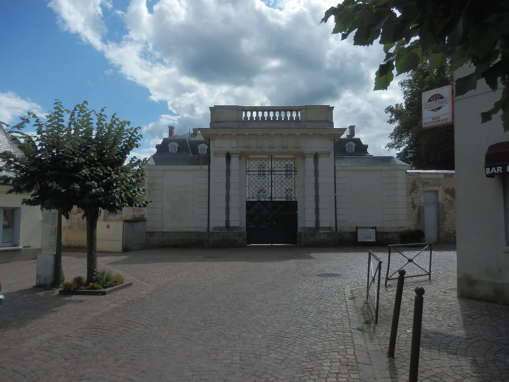 Photo showing: Portail du château, place du château.