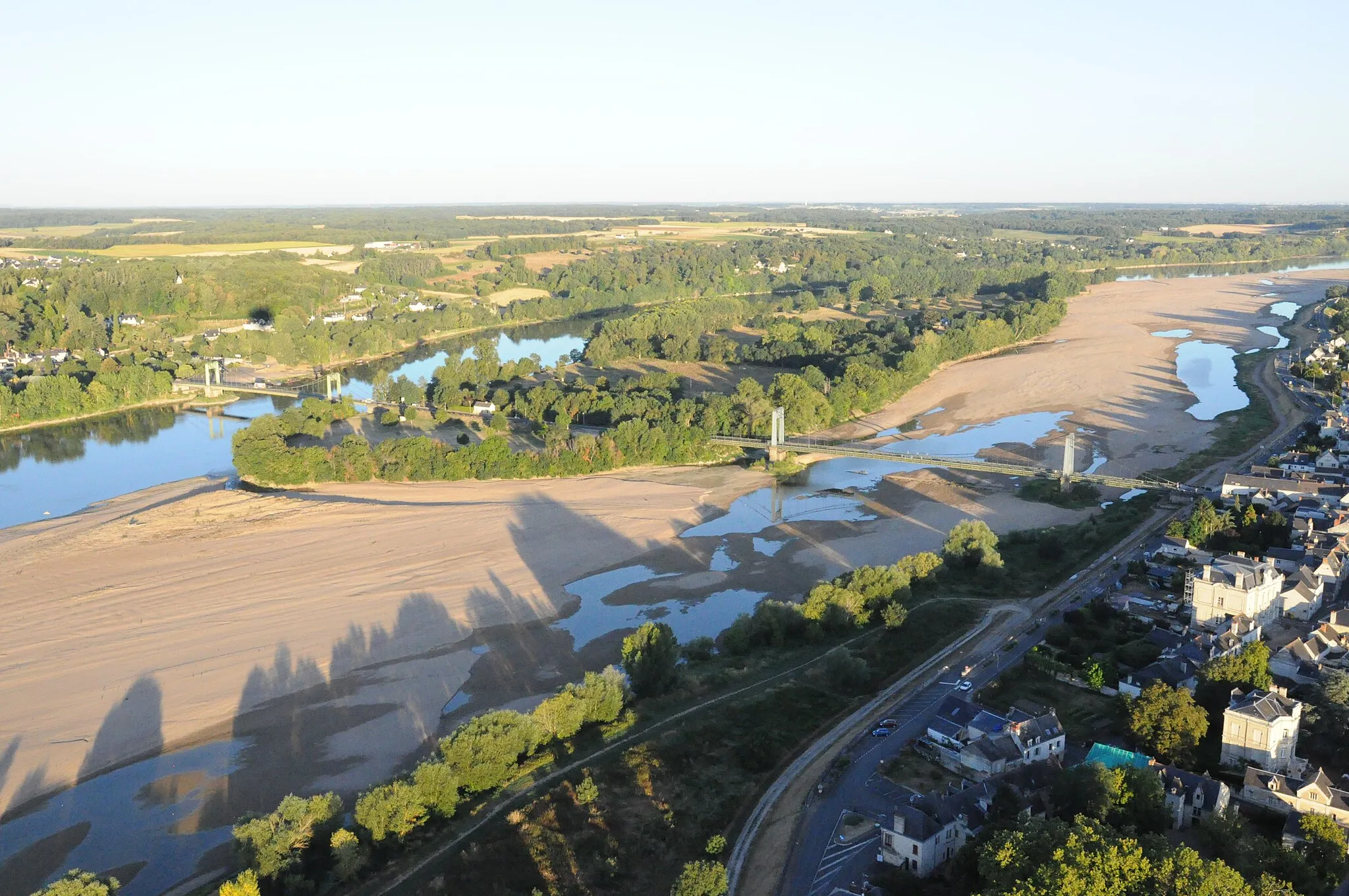 Photo showing: Vue aérienne du pont des Rosiers-sur-Loire, reliant Gennes à la commune des Rosiers-sur-Loire