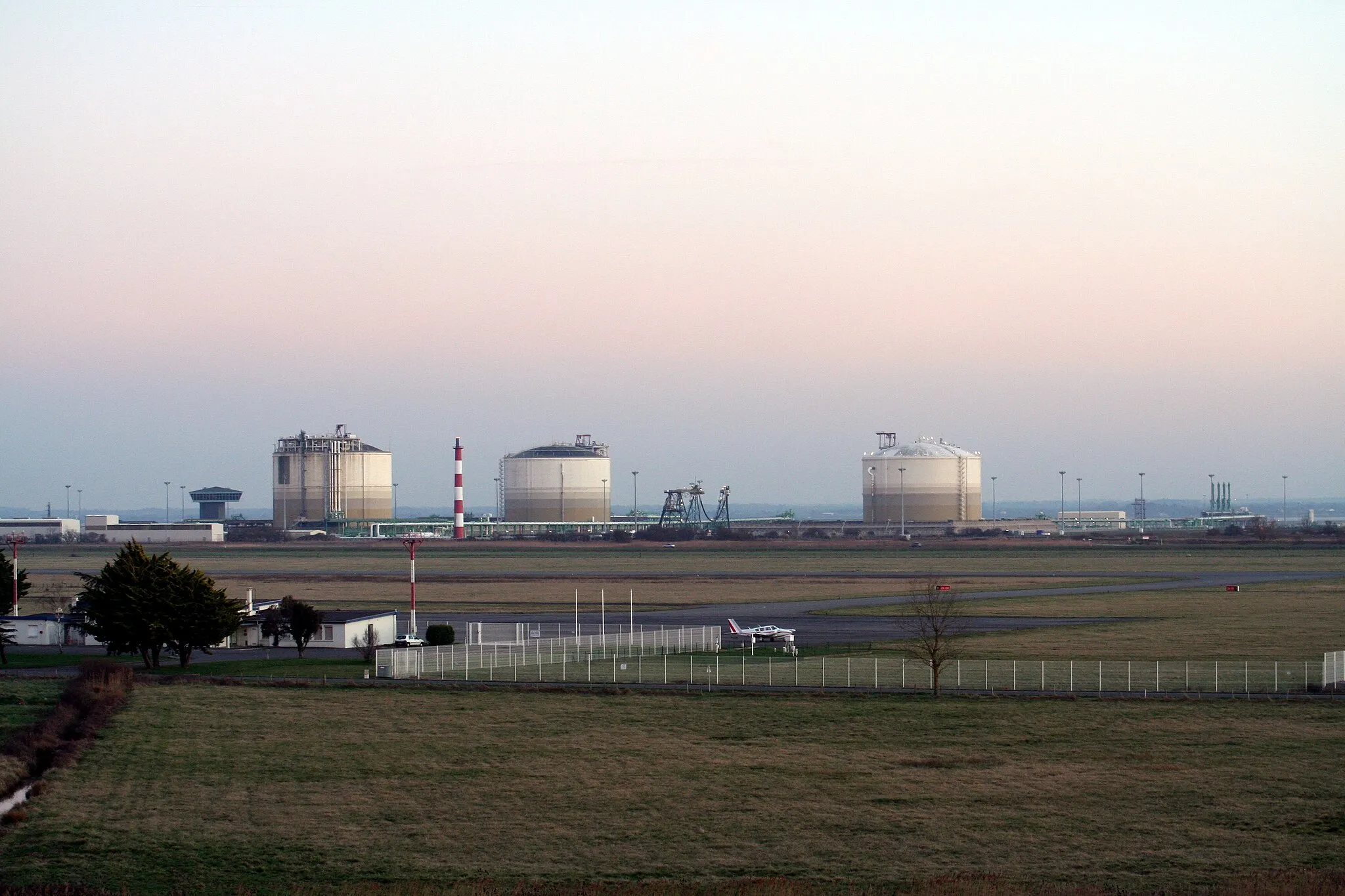 Photo showing: Terminal Méthanier et Aéroport de Montoir