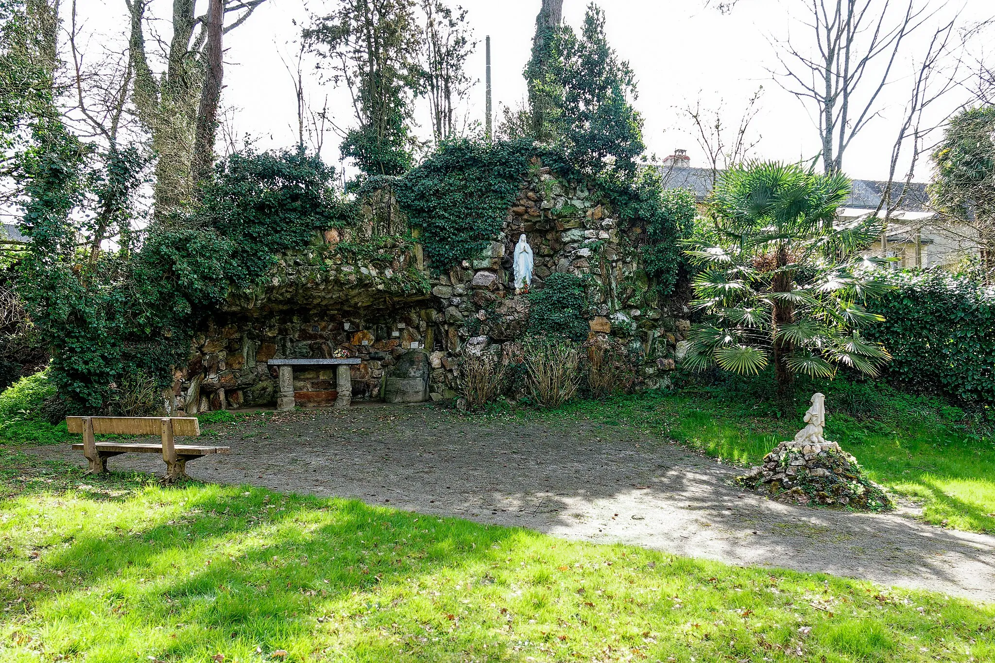 Photo showing: Réplique de la grotte de Lourdes située au lieu-dit Les Portes (Petit-Mars, Loire-Atlantique, Pays de la Loire, France)