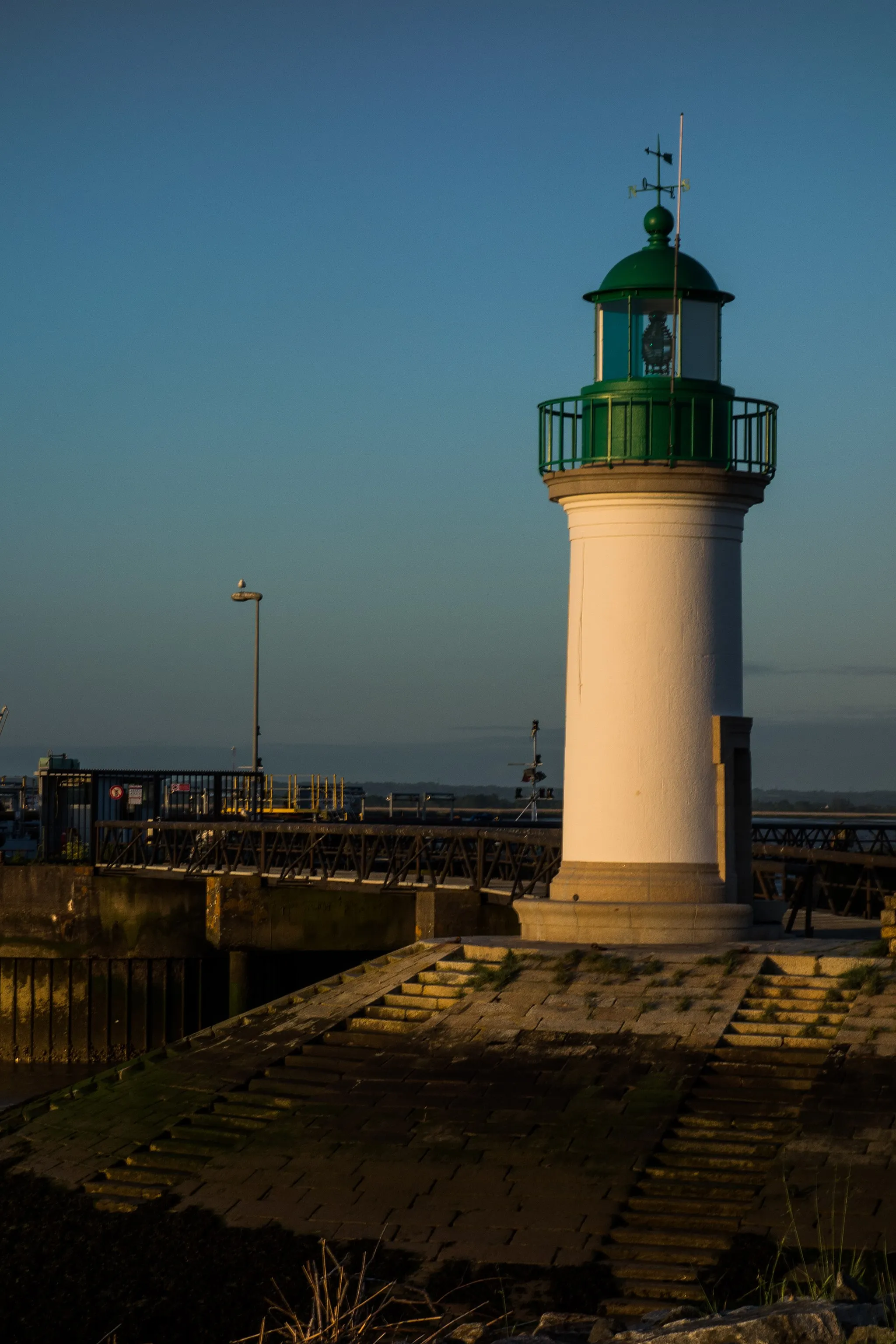 Photo showing: Located in the Loire estuary, more than 10 km from the coast, Paimboeuf lighthouse  is the only lighthouse built on the land. It has been operating since 1855, 7,15 m high and its range is about 20 km.