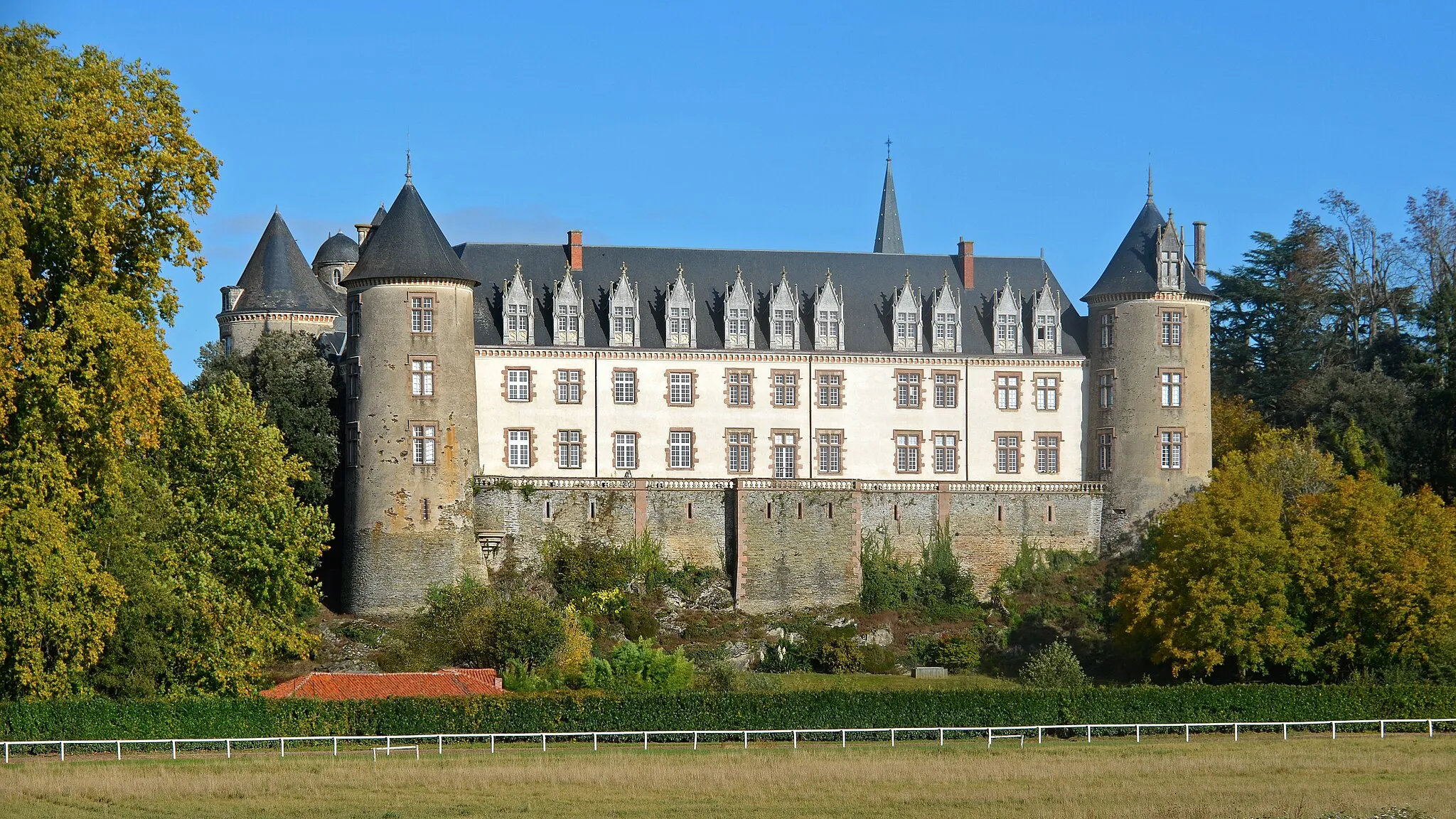 Photo showing: Castle, now flats - Beaupréau - Maine-et-Loire, France