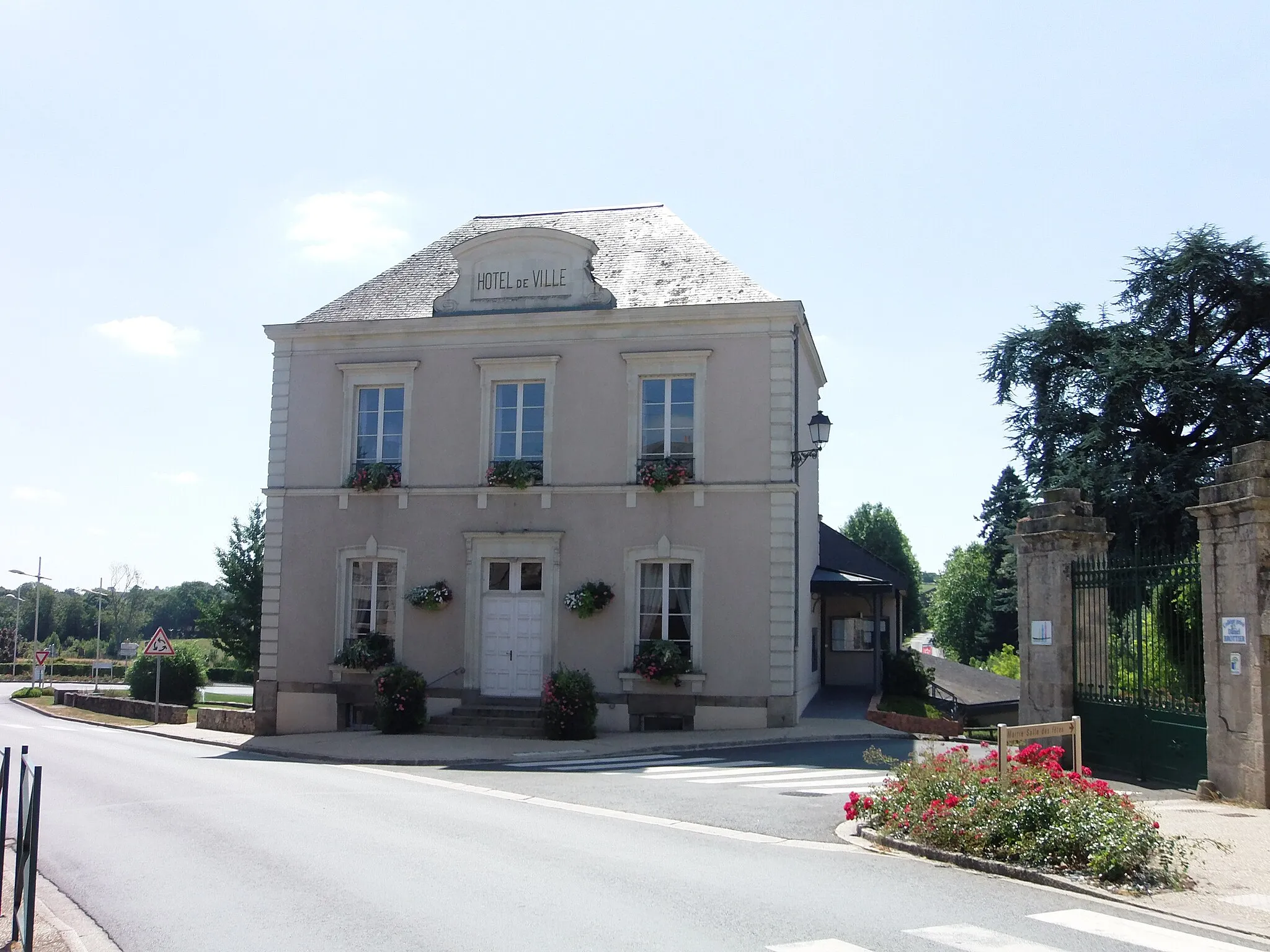 Photo showing: Hôtel de ville de Maulévrier (Maine et Loire, France). Juillet 2015.