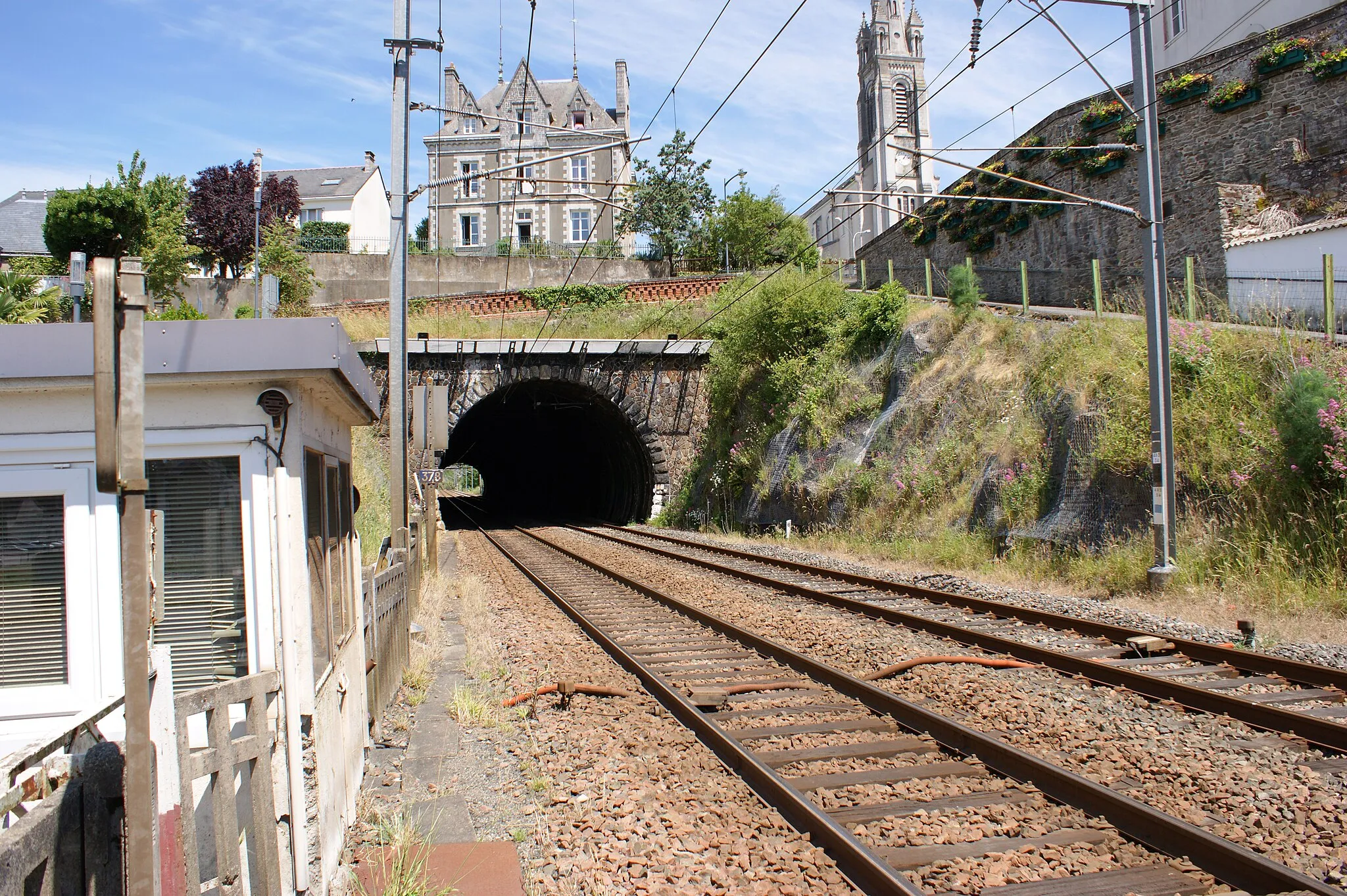 Photo showing: Le tunnel de Pontchâteau vu depuis le passage à niveau n°378, avec à gauche la guérite du garde barrière.