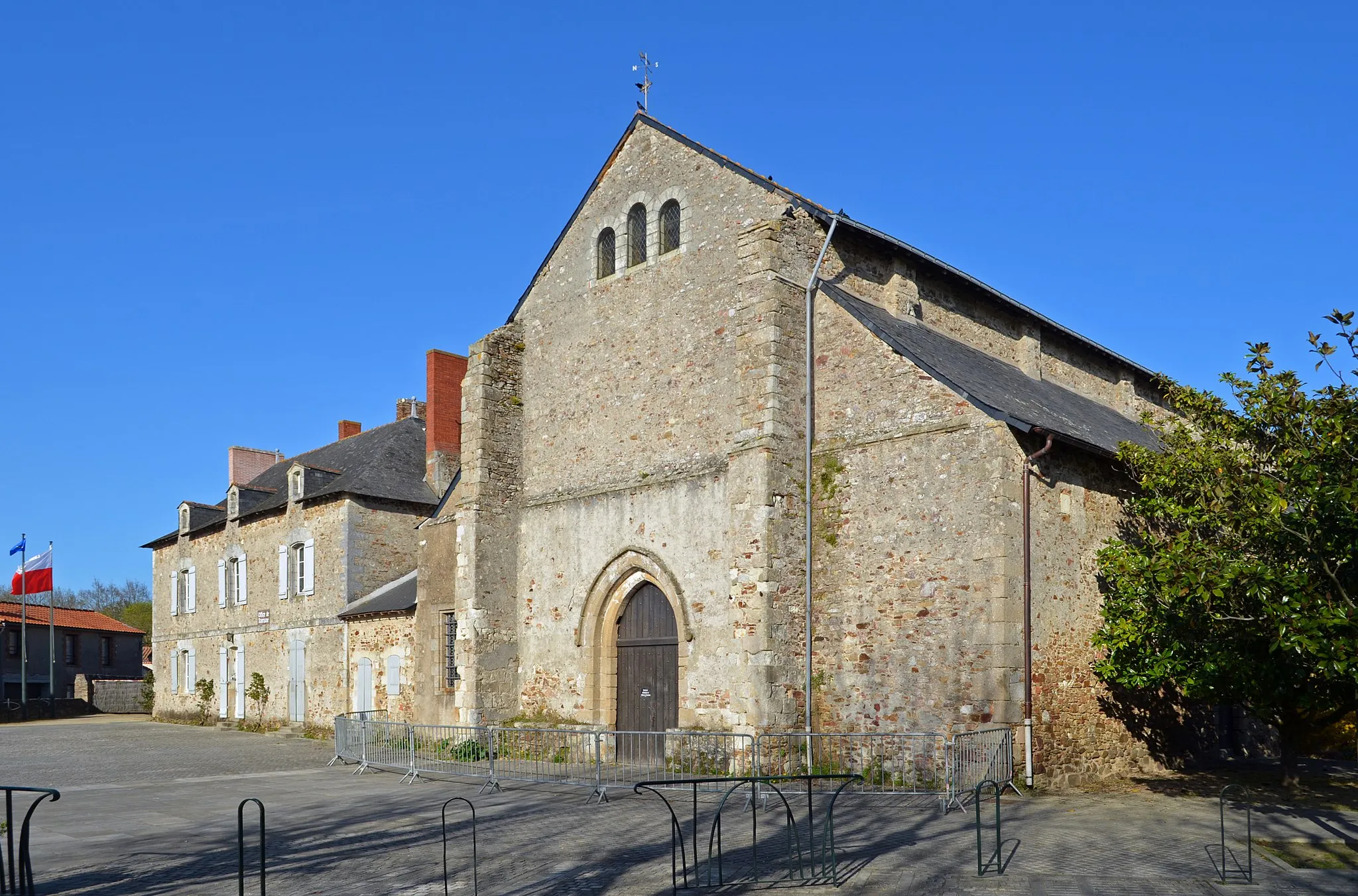 Photo showing: Church of Saint-Philbert abbey in Saint-Philbert-de-Grand-Lieu (Loire-Atlantique, France)