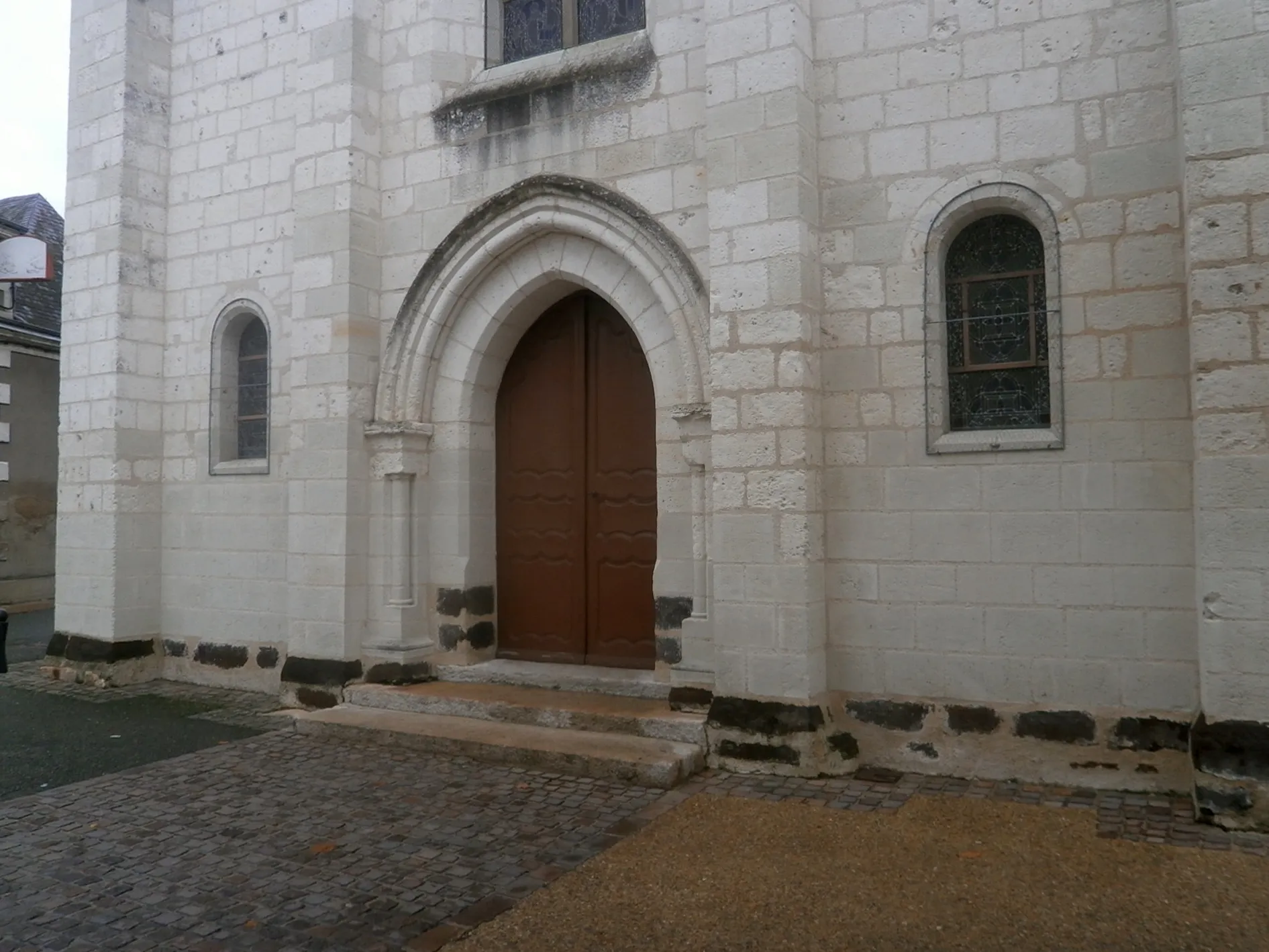 Photo showing: Soubassements de l'église d'Aubigné-Racan en grès roussard remployé de monuments antiques