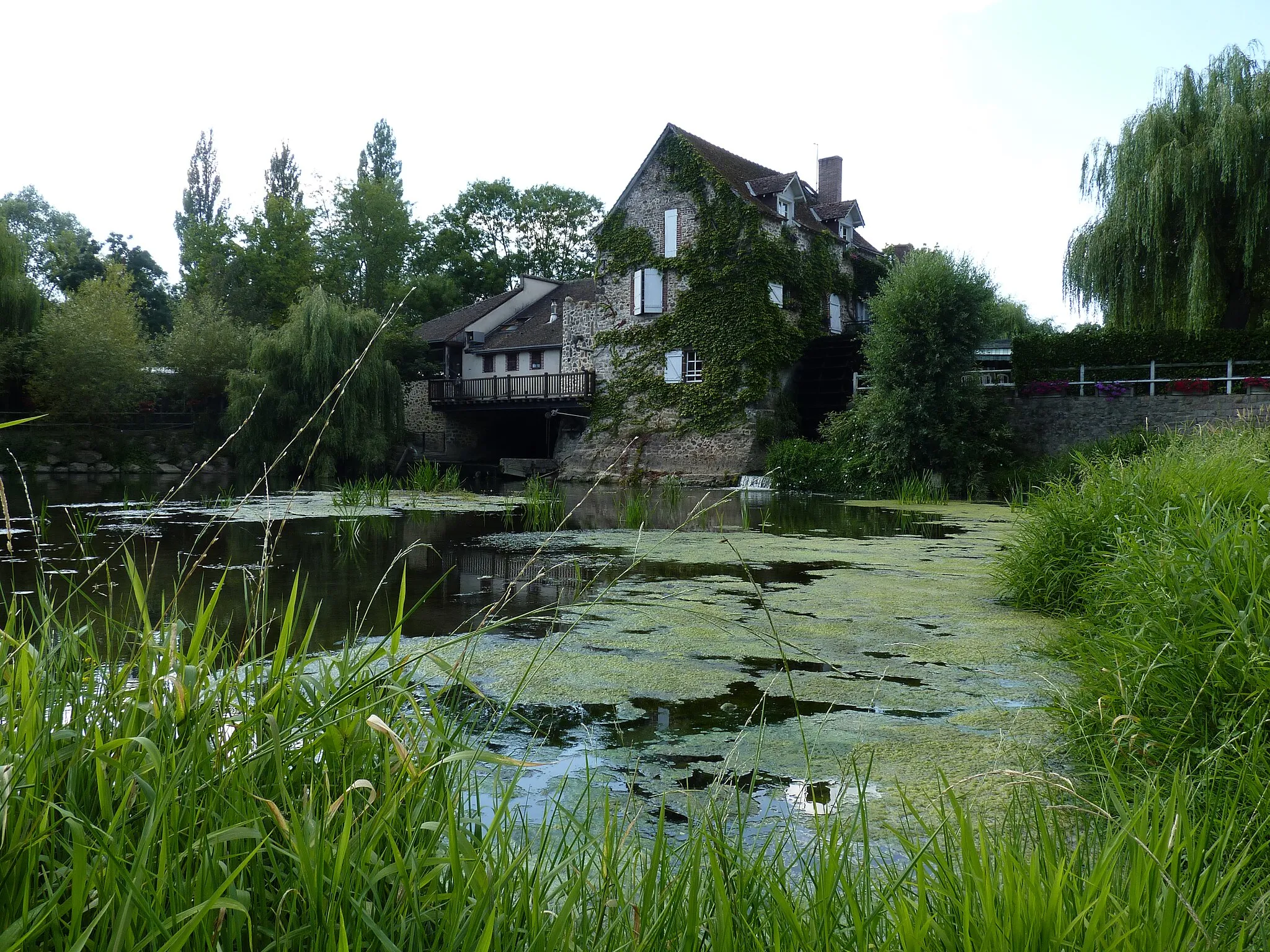 Photo showing: Sarthe - Neuville-sur-Sarthe - Moulin à eau
