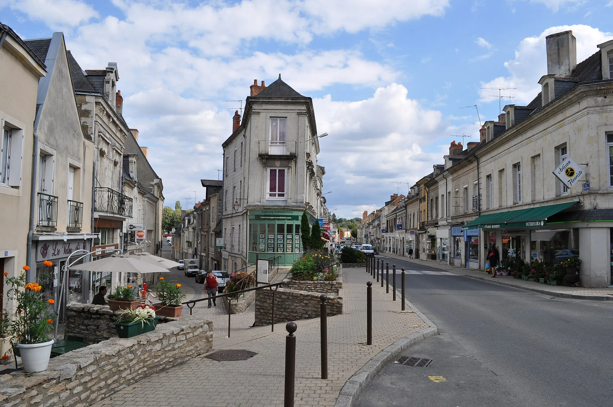 Photo showing: Angle de la rue Victor Hugo et de la rue Basse dans le centre de Baugé (Maine-et-Loire, France).