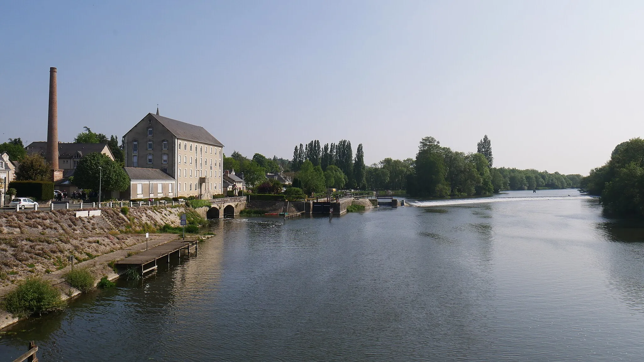 Photo showing: La Sarthe à Châteauneuf-sur-Sarthe (Les Hauts-d'Anjou, Maine-et-Loire, France). Le moulin, l'écluse et le barrage.