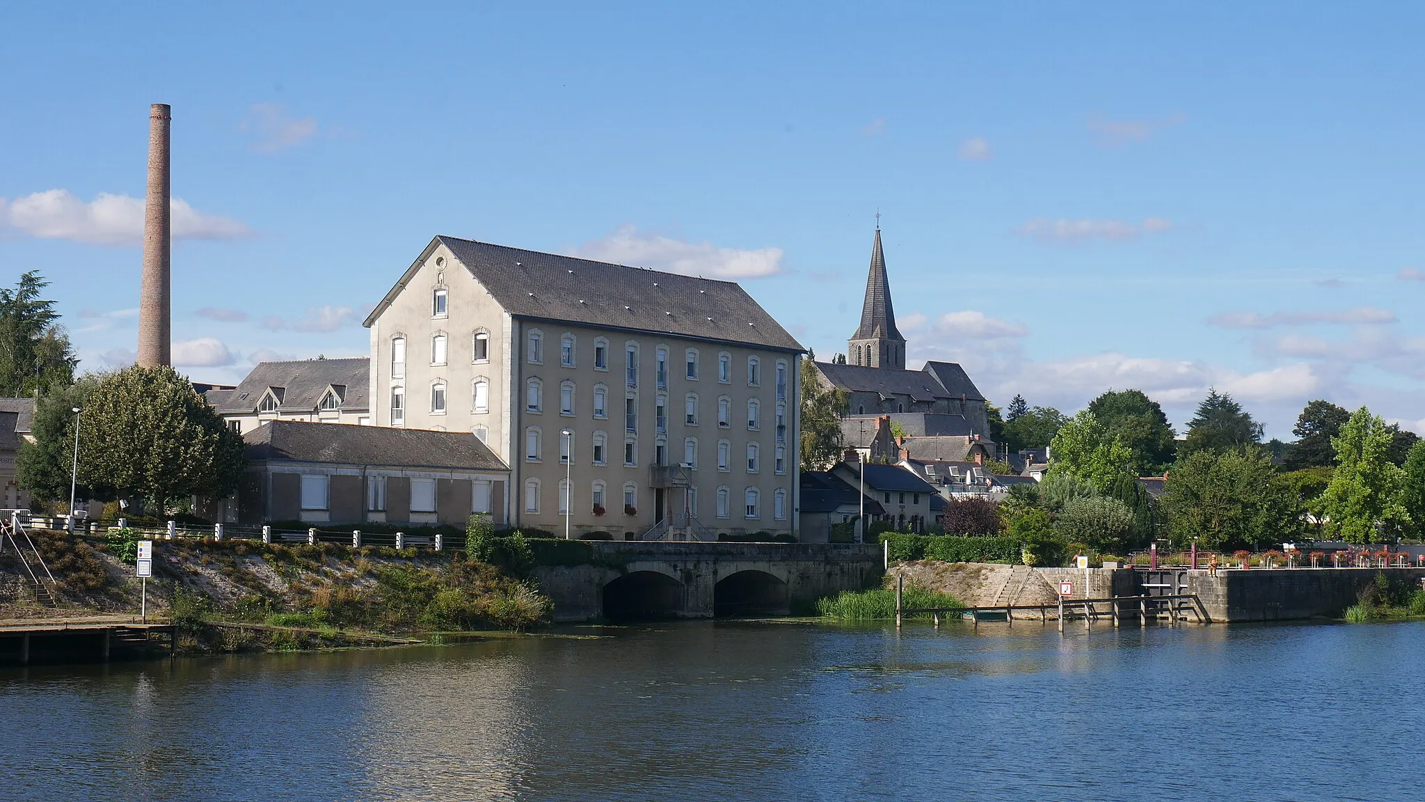 Photo showing: Le moulin, l'écluse et l'église de Châteauneuf-sur-Sarthe (Les Hauts-d'Anjou, Maine-et-Loire, France).