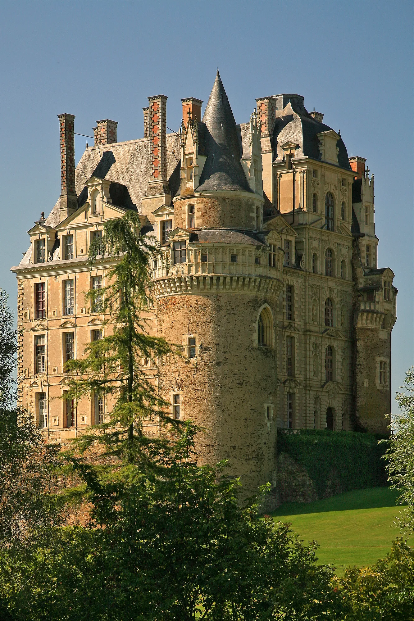 Photo showing: Das Schloss Brissac bei dem Ort Brissac-Quincé (Frankreich) verfügt über sieben Stockwerke und hat 204 Räume.