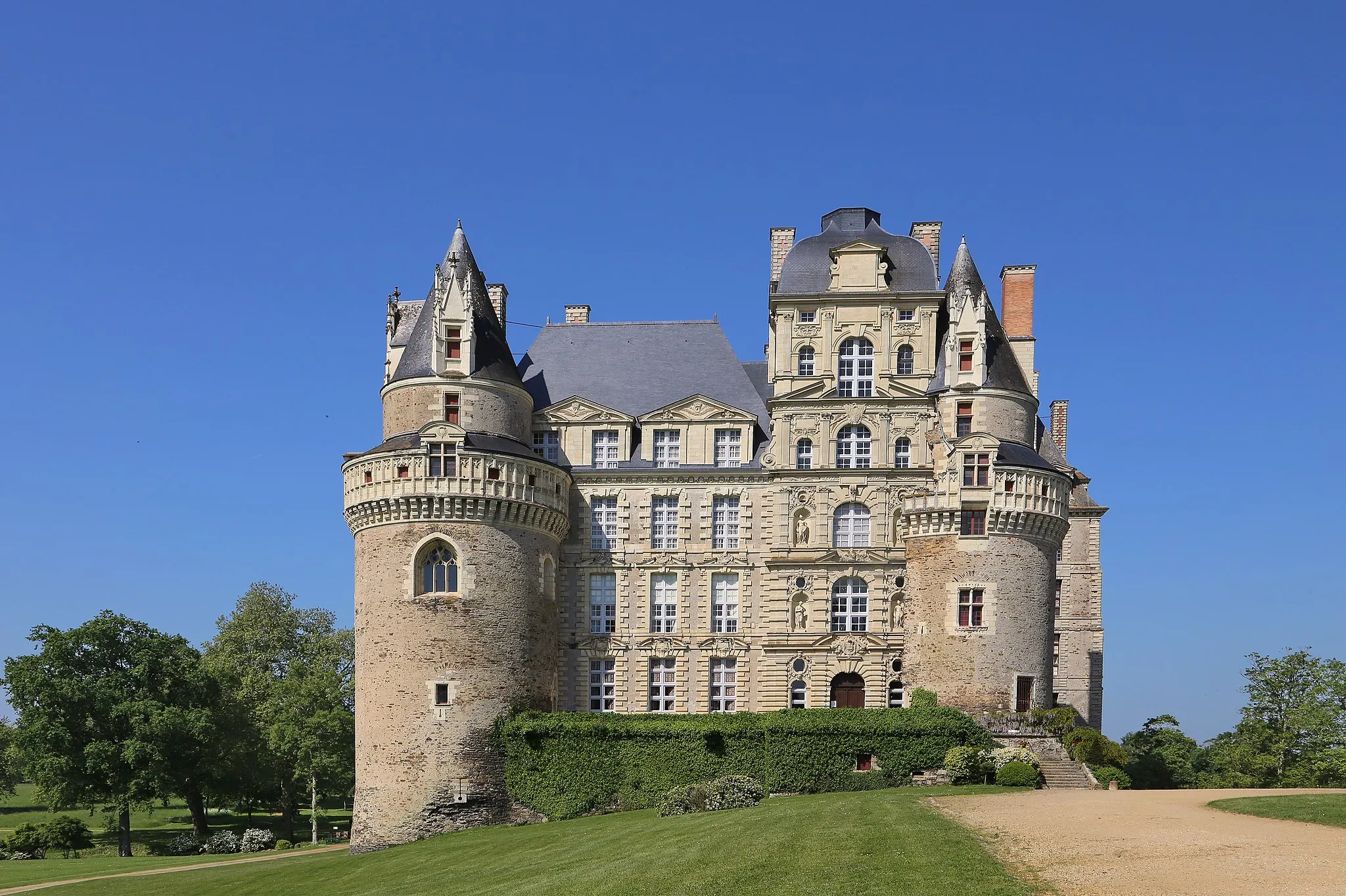 Photo showing: Das Schloss Brissac (Château de Brissac) im Ort Brissac-Quincé ist mit 7 Stockwerken und 240 Räumen eines der größten Loire Schlössern.