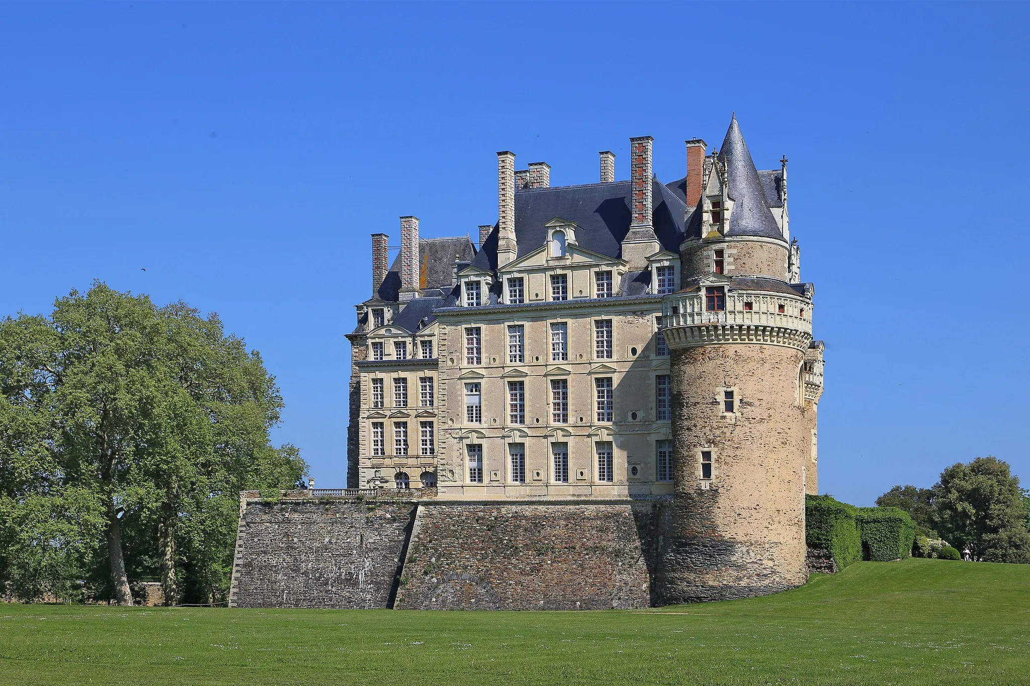 Photo showing: Das Schloss Brissac (Château de Brissac) im Ort Brissac-Quincé ist mit 7 Stockwerken und 240 Räumen eines der größten Loire Schlössern.