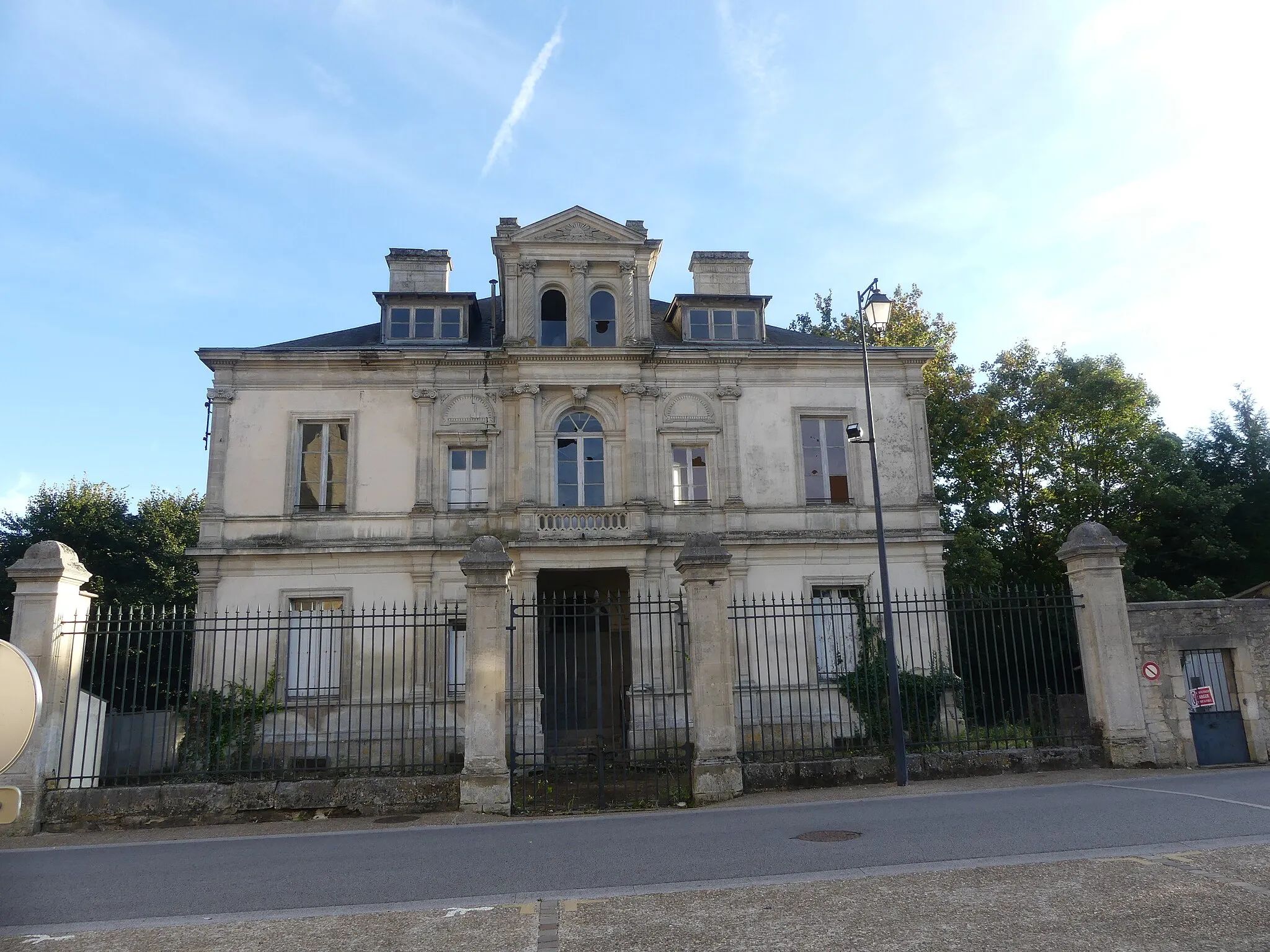 Photo showing: ancien presbytère face à Notre-Dame