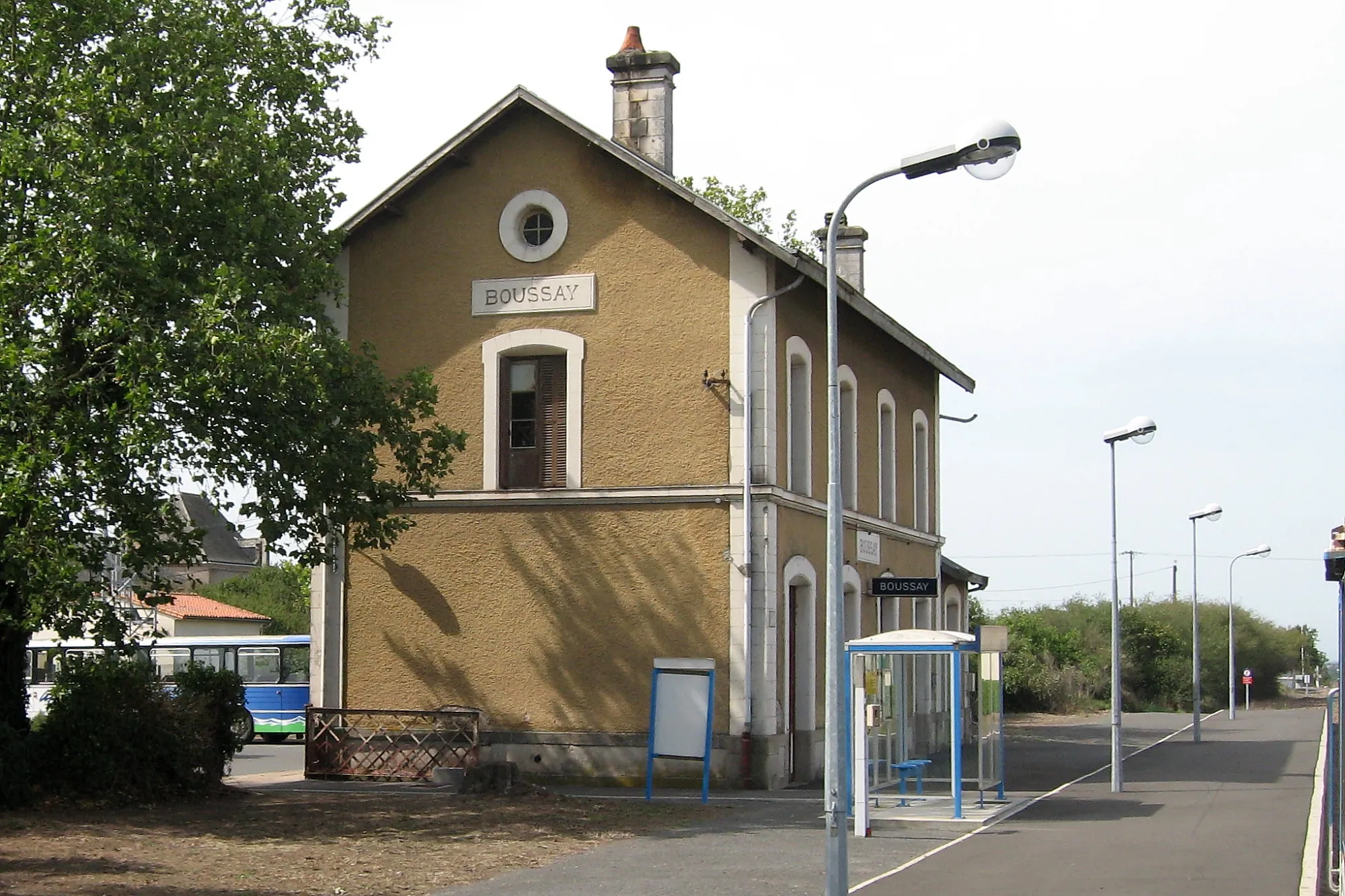 Photo showing: Bâtiment voyageurs de la gare de Boussay - La Bruffière vu côté voies.