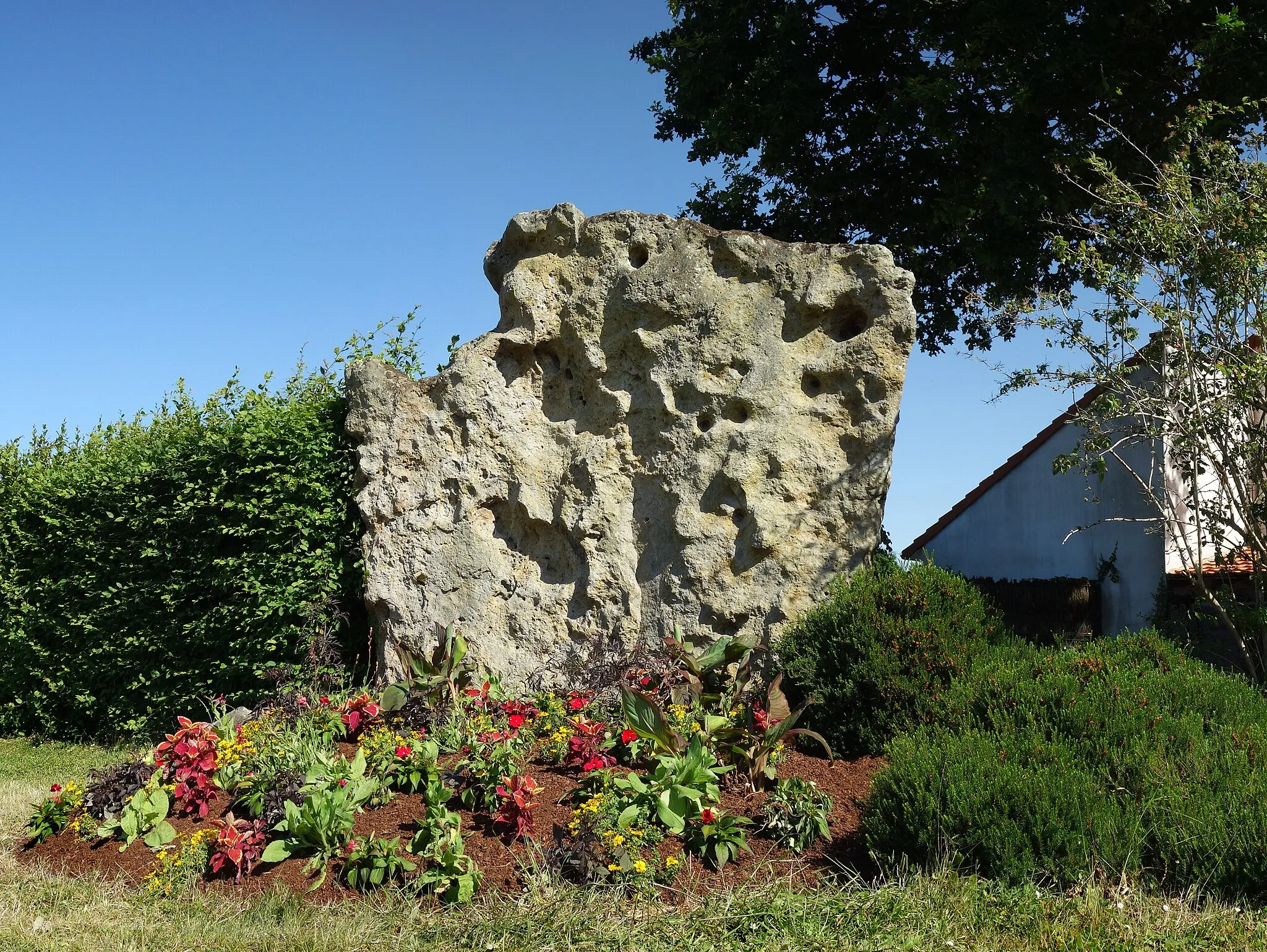 Photo showing: L'ancienne capitale de la Bretagne est devenue immense et tout a été absorbé dans sa croissance démesurée... Mais le menhir de « Pierre Frite » résiste et est désormais mis en valeur ! Il est même représenté sur le blason de la commune de Basse-Goulaine, et il le mérite bien !