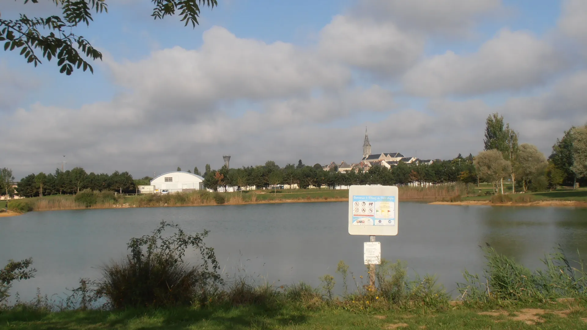 Photo showing: Le plan d'eau du Petit-Anjou