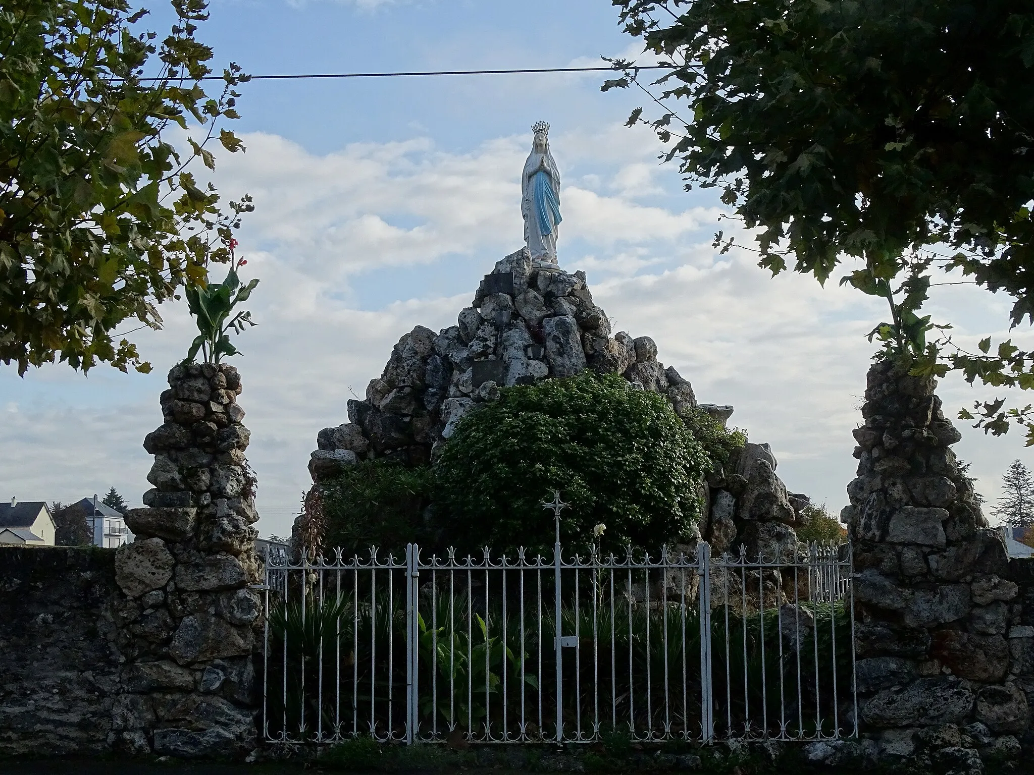 Photo showing: Statue de N-D de Lourdes (Saint-Mars-la-Jaille, commune déléguée de Vallons-de-l'Erdre, 44)