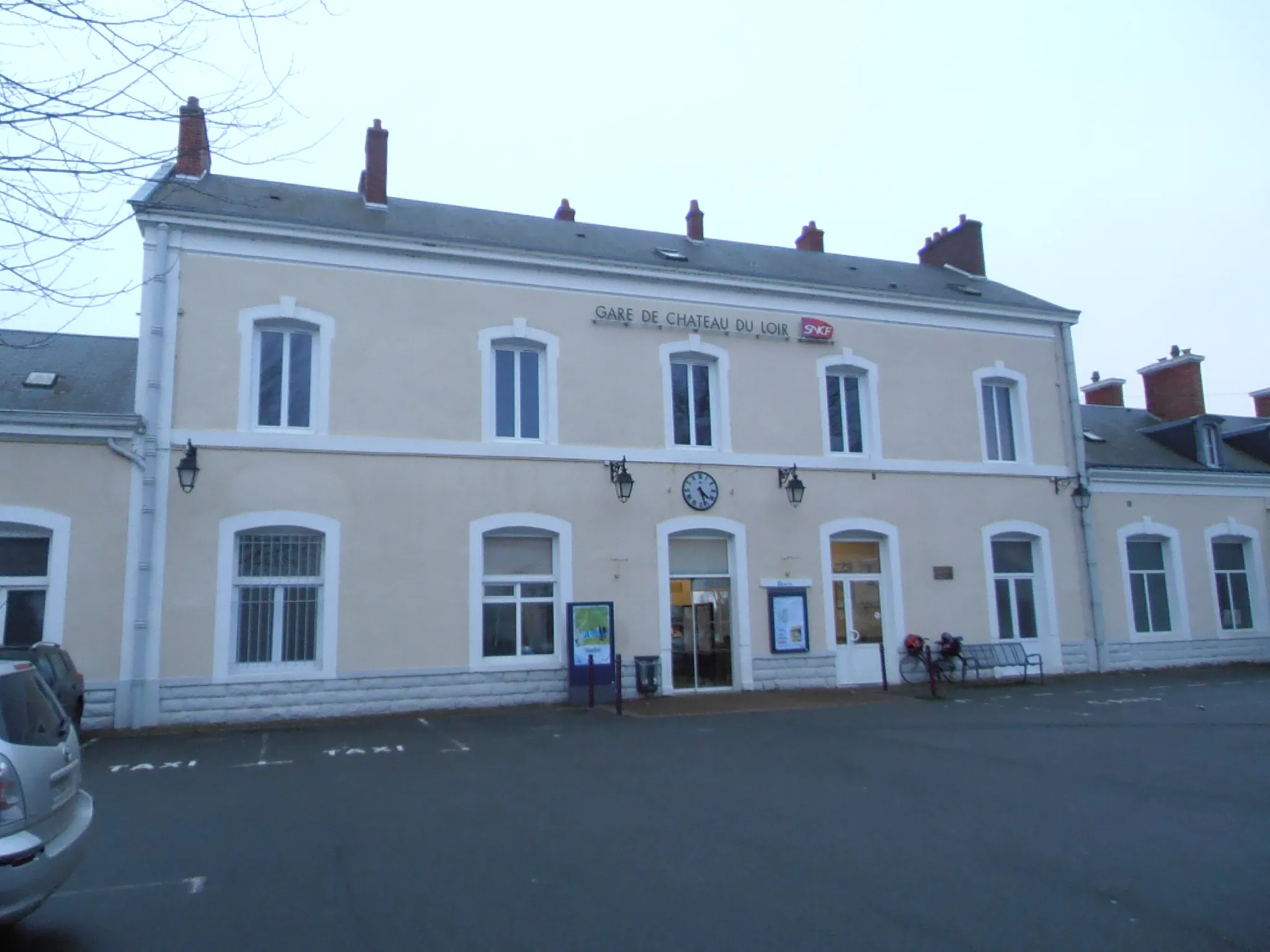 Photo showing: Le bâtiment de la gare vu du parking