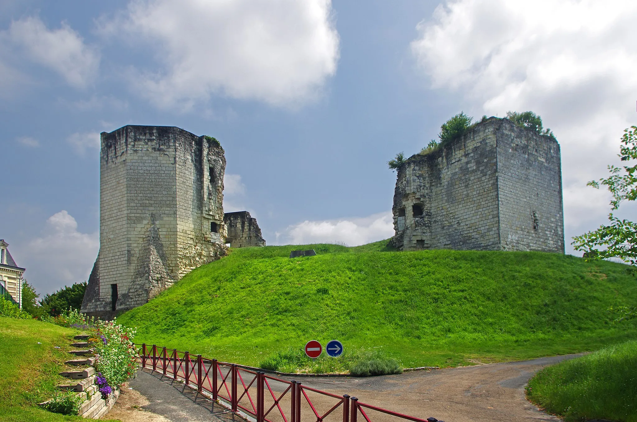 Photo showing: Château comtal en ruines des Roger de Beaufort et de Jeanne de Laval