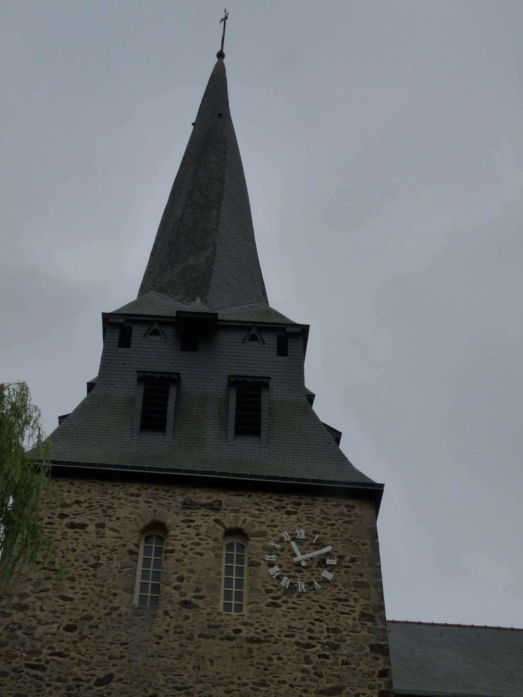 Photo showing: le clocher de l'église de Meslay-du-Maine qui est un clocher tors