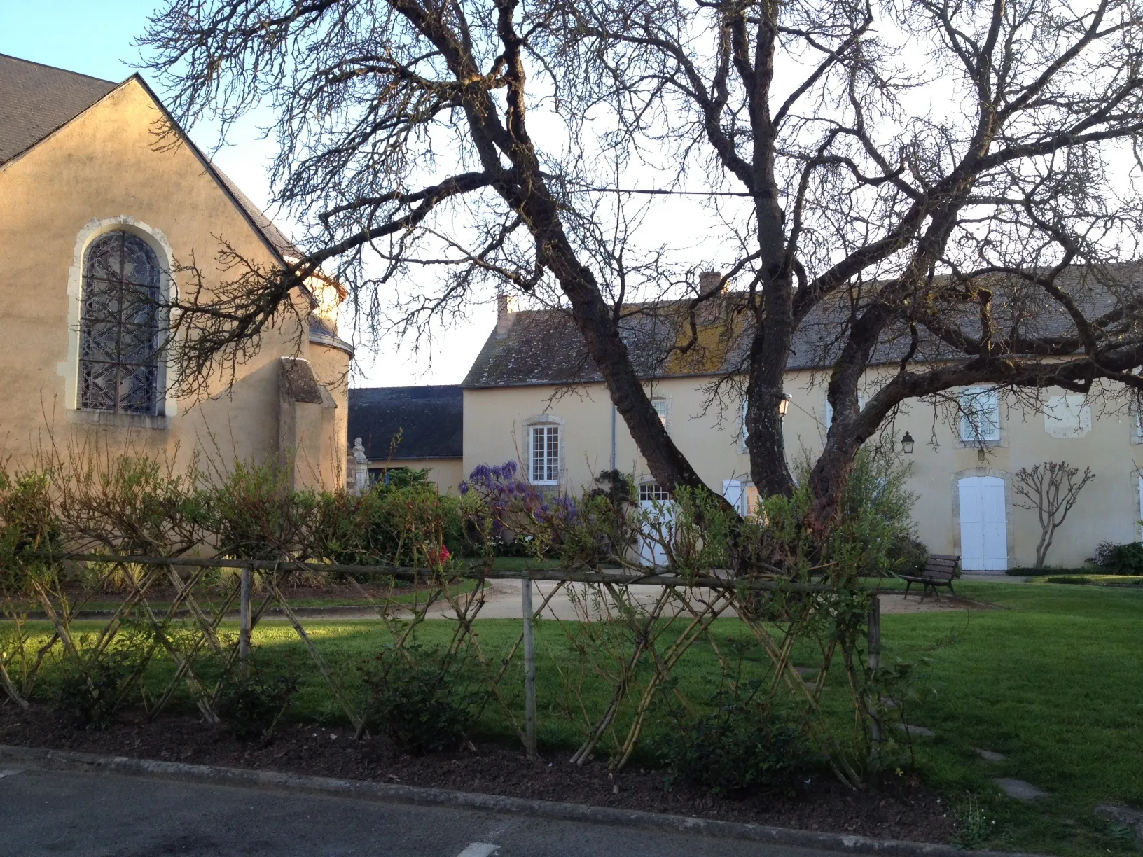Photo showing: Spay - Église et presbytère