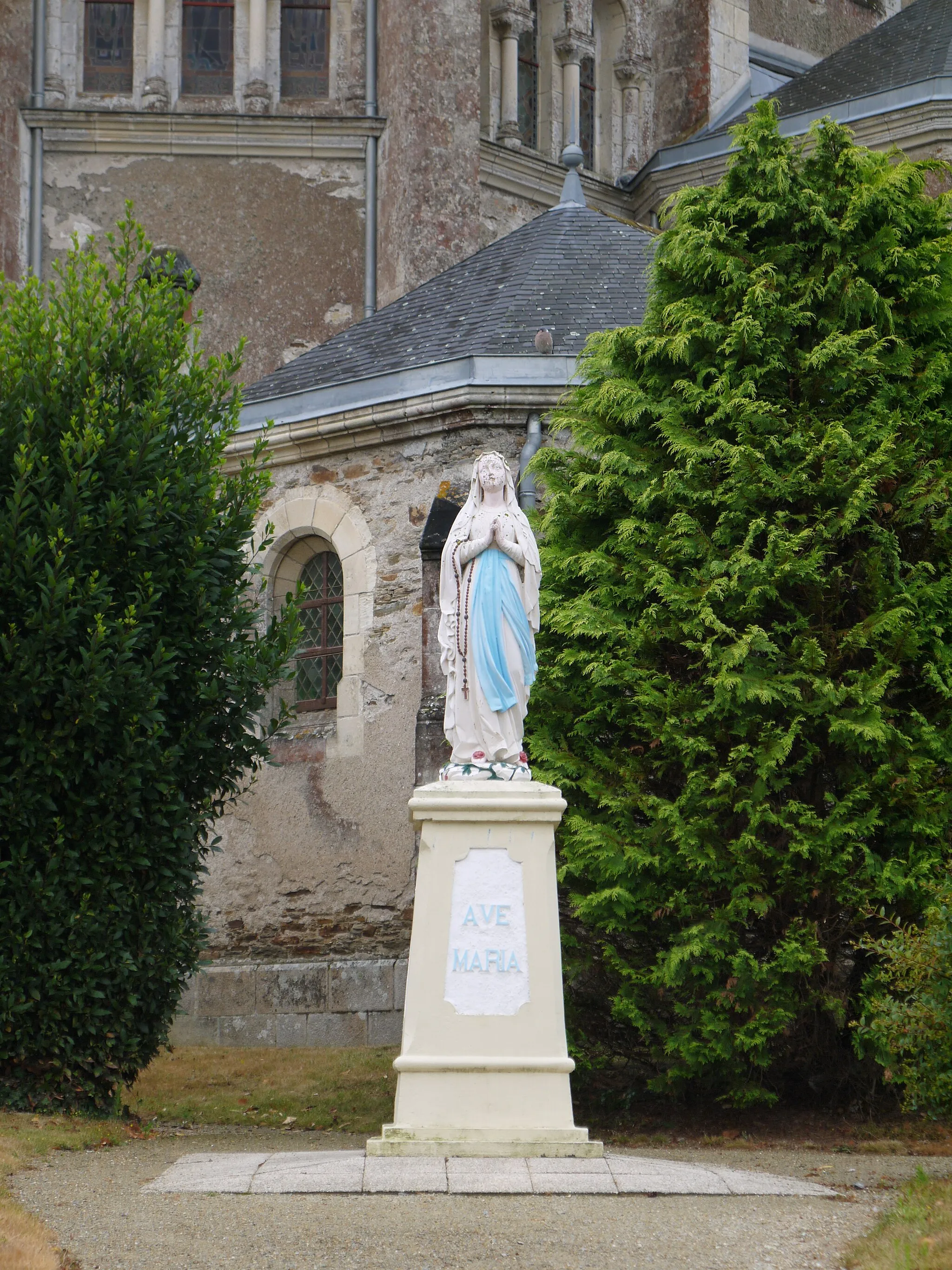 Photo showing: La statue de Notre-Dame de Lourdes près de l'église.