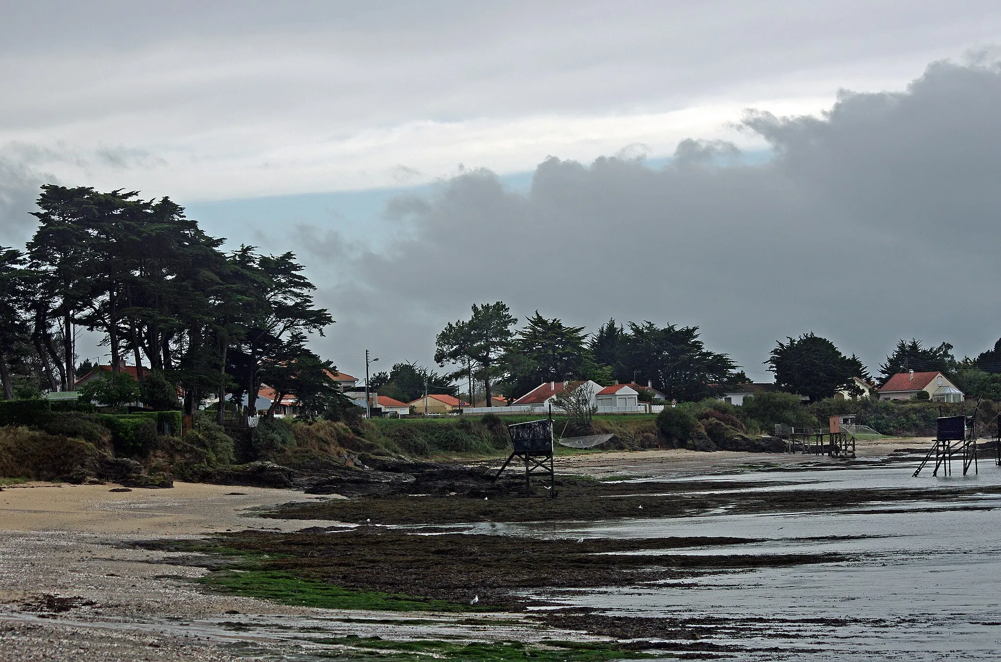 Photo showing: La-Plaine-sur-Mer (Loire-Atlantique)
Pêcheries.
De nombreuses pêcheries se sont développées le long du littoral du pays de Retz. Principalement dans les communes de Pornic, Les Moutiers-en-Retz, La-Bernerie-en-Retz, Préfailles, La-Plaine-sur-Mer.
Ces pêcheries permettent la pratique de la pêche au carrelet, filet carré monté sur une armature, que l'on déscend horizontalement. On peut fixer un appât au centre du carrelet. La capture du poisson se fait en remontant le filet.
Le ponton et la cabane étant sur le domaine public maritime, sont soumis à une concession renouvelable tous les 5 ans.
De nombreuses pêcheries ont été détruites plors des tempêtes de 1999 et 2010.

Il s'agit surtout d'une pêche de loisir, et dans certains cas d'une activité touristique.