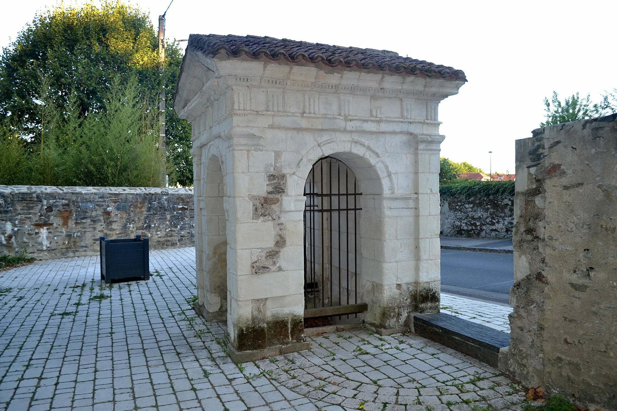 Photo showing: La Fontaine Saint-Denis à Mauves-sur-Loire après restauration.