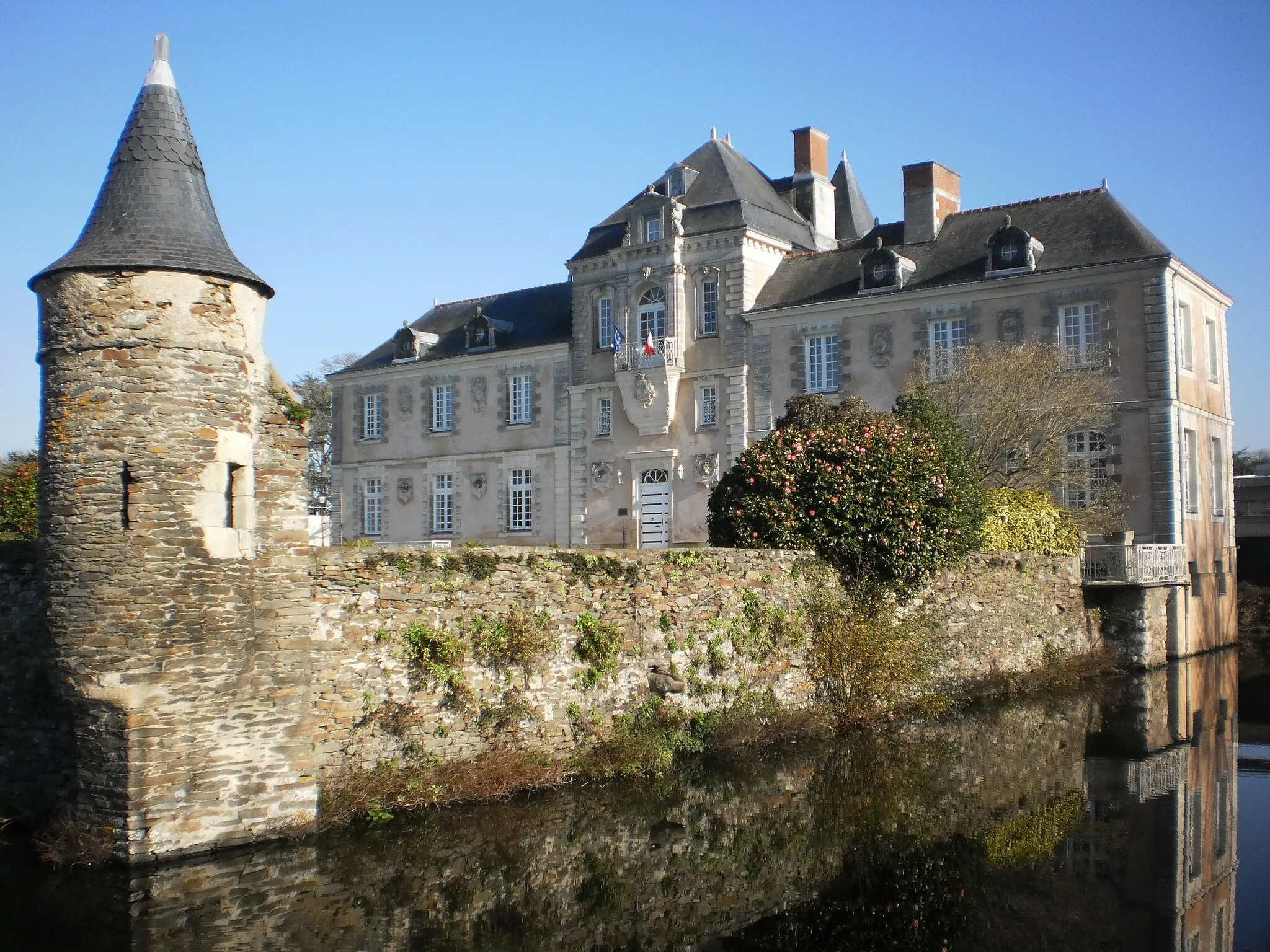 Photo showing: Château de Chassay - Sainte-Luce-sur-Loire (Loire-Atlantique, France).
Ce bâtiment du XVIe siècle a servi de résidence aux évêques de Nantes jusqu'à la Révolution française. Il fait aujourd'hui office d'hôtel de ville.