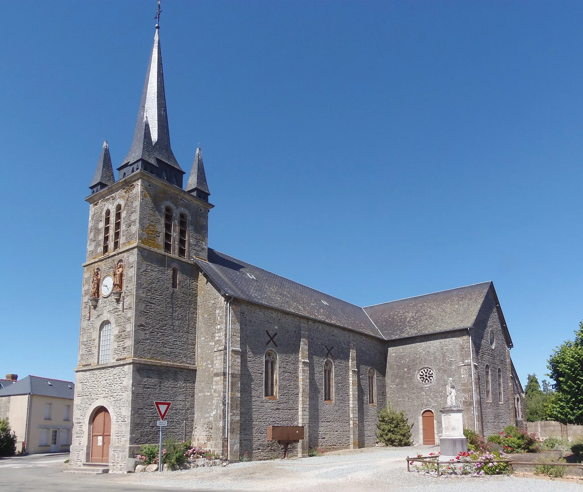 Photo showing: Saint-Aignan-de-Couptrain (Pays de la Loire, France). L'église Saint-Aignan.