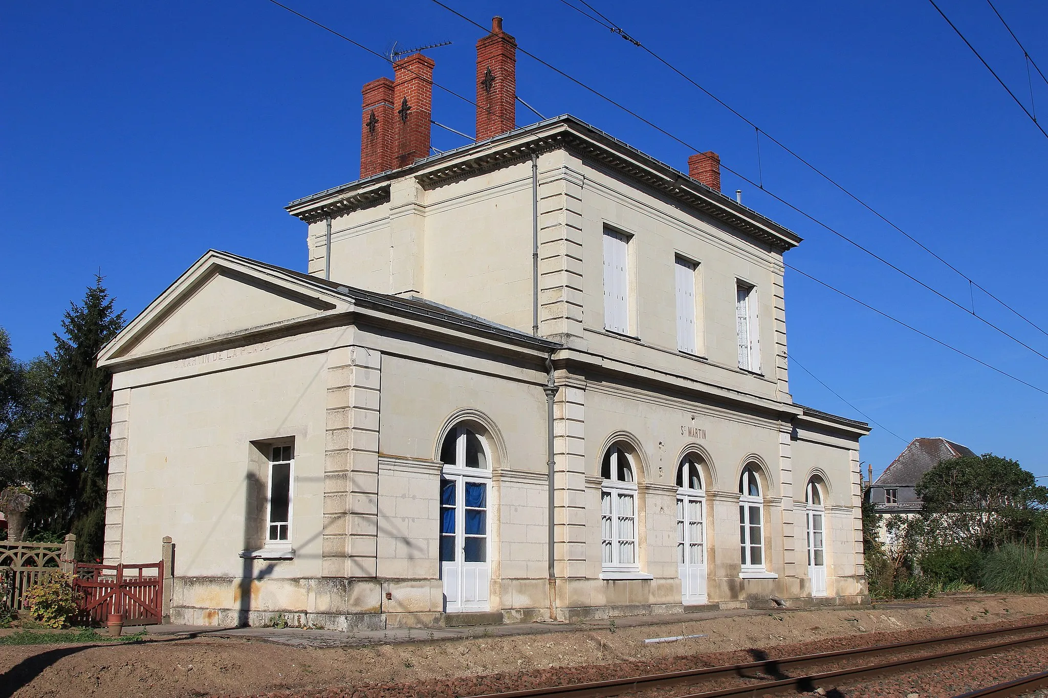 Photo showing: L'ancien bâtiment voyageurs de la gare de Saint-Martin-de-la-Place.