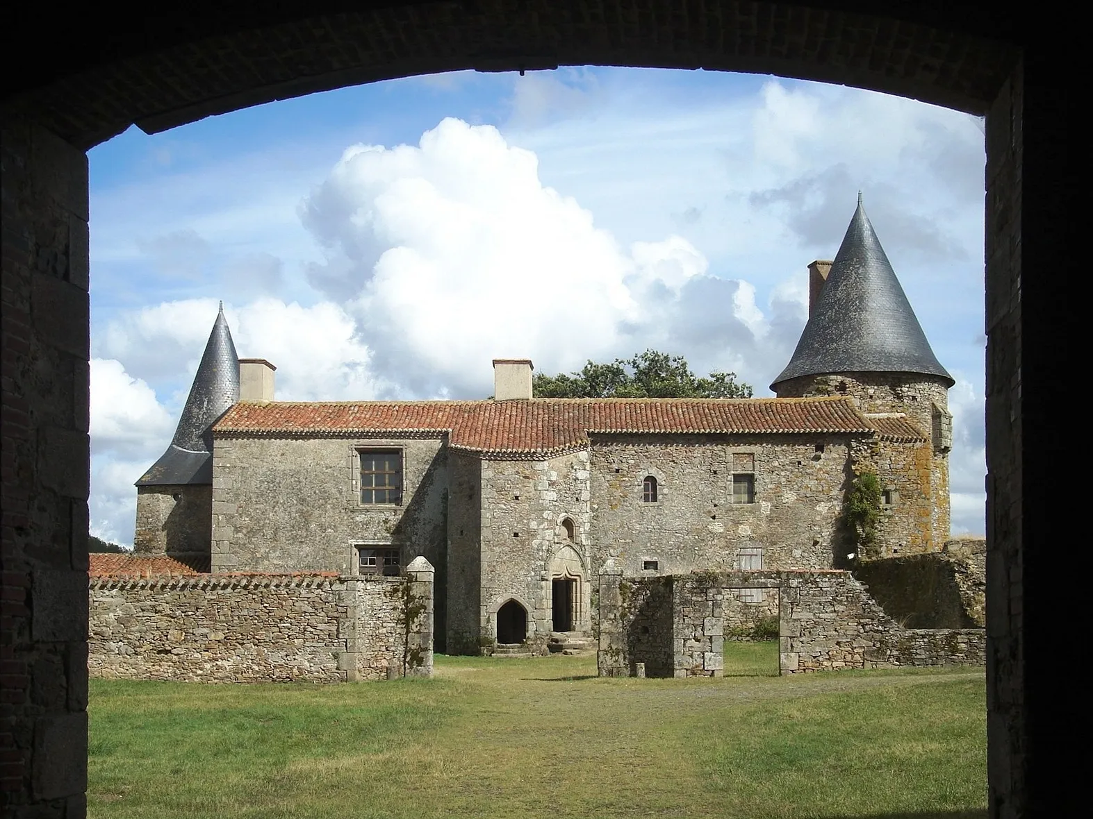 Photo showing: This building is indexed in the base Mérimée, a database of architectural heritage maintained by the French Ministry of Culture, under the reference PA00110253 .