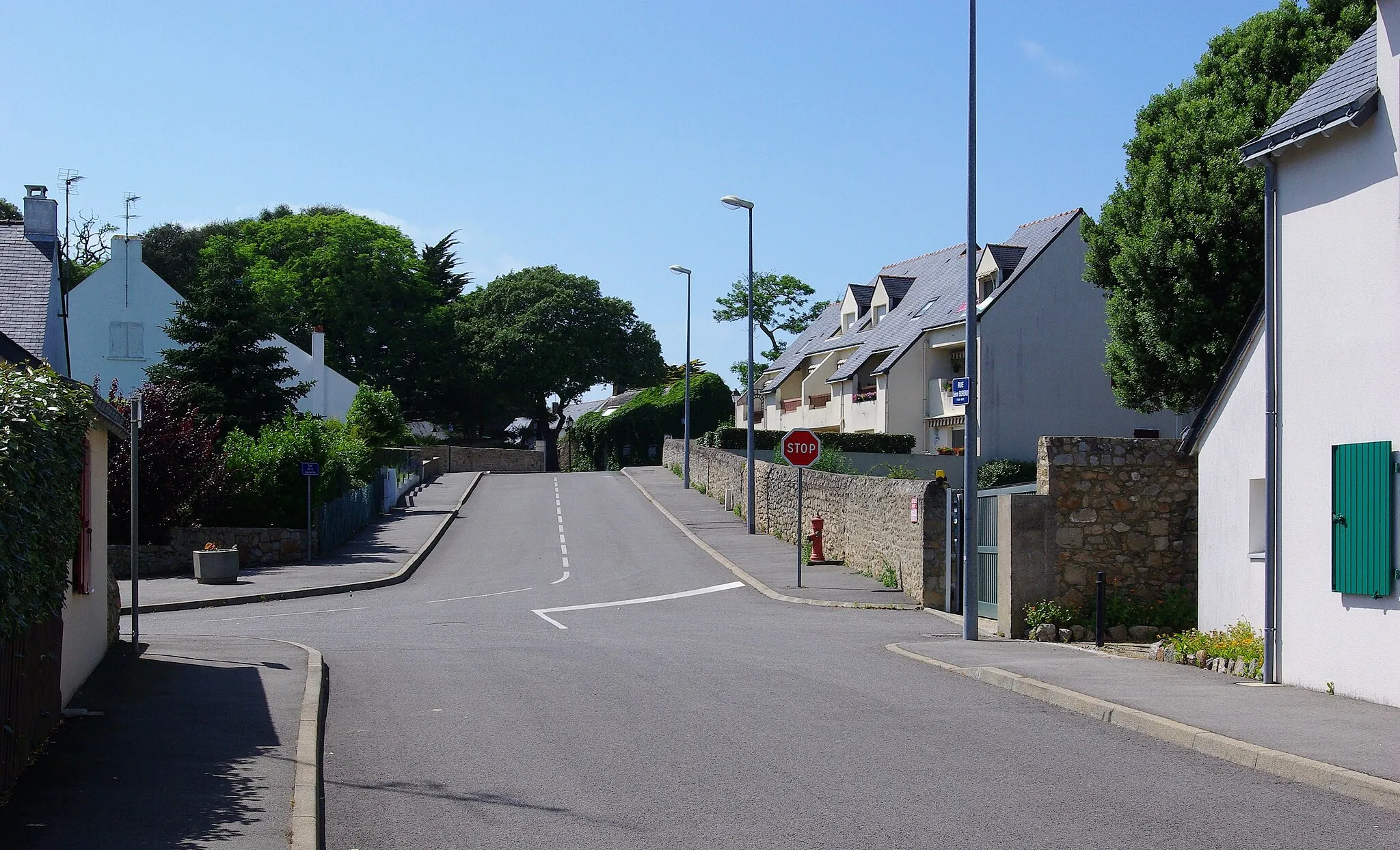 Photo showing: Empty crossroad in Batz-sur-Mer, Loire-Atlantique, France.