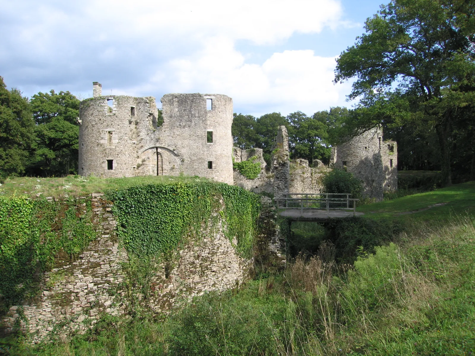 Photo showing: Access to the castle of Ranrouët, Herbignac, France. The Barbican is hiding the main entrance.