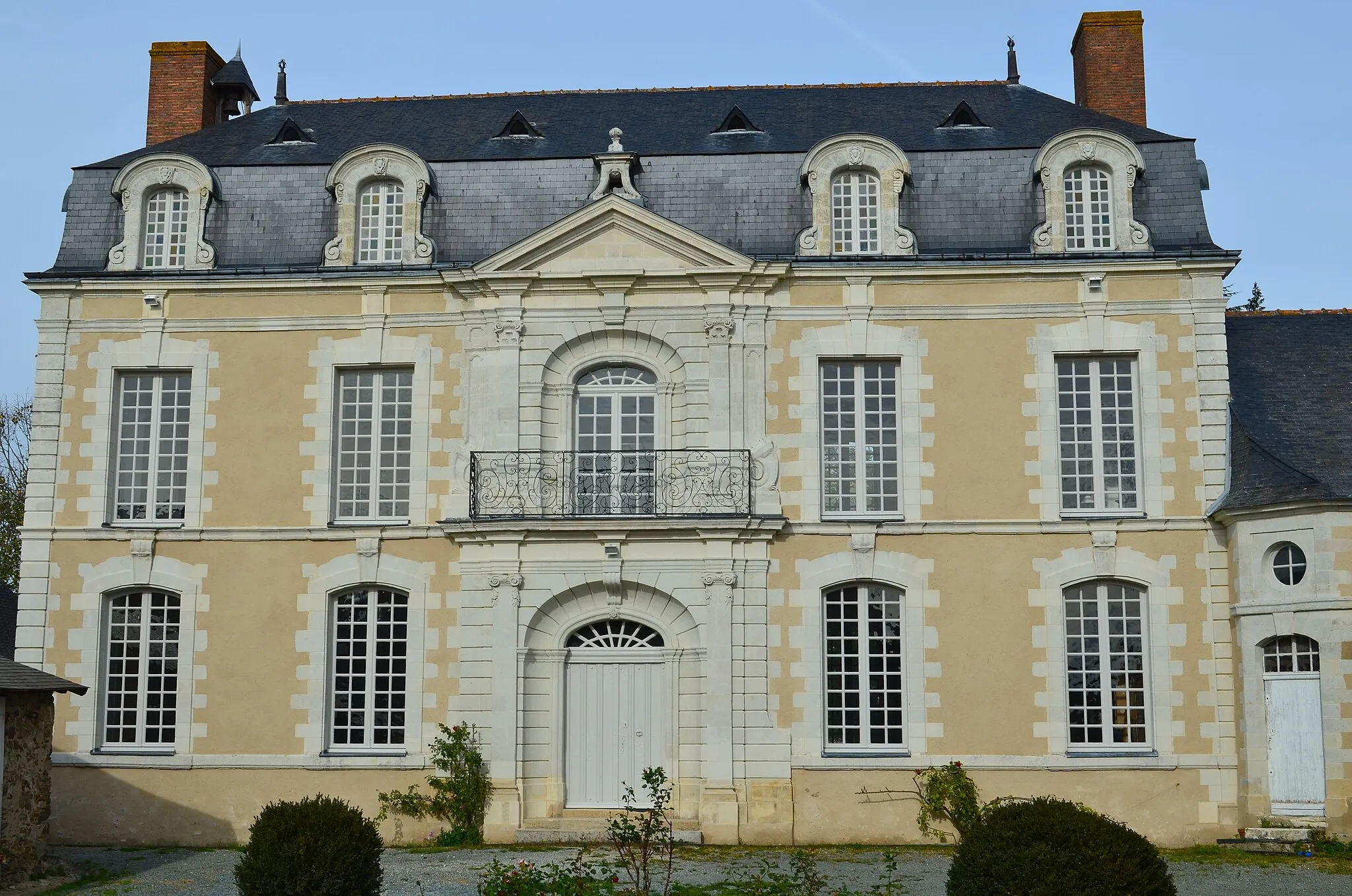 Photo showing: This building is indexed in the base Mérimée, a database of architectural heritage maintained by the French Ministry of Culture, under the reference PA00108966 .